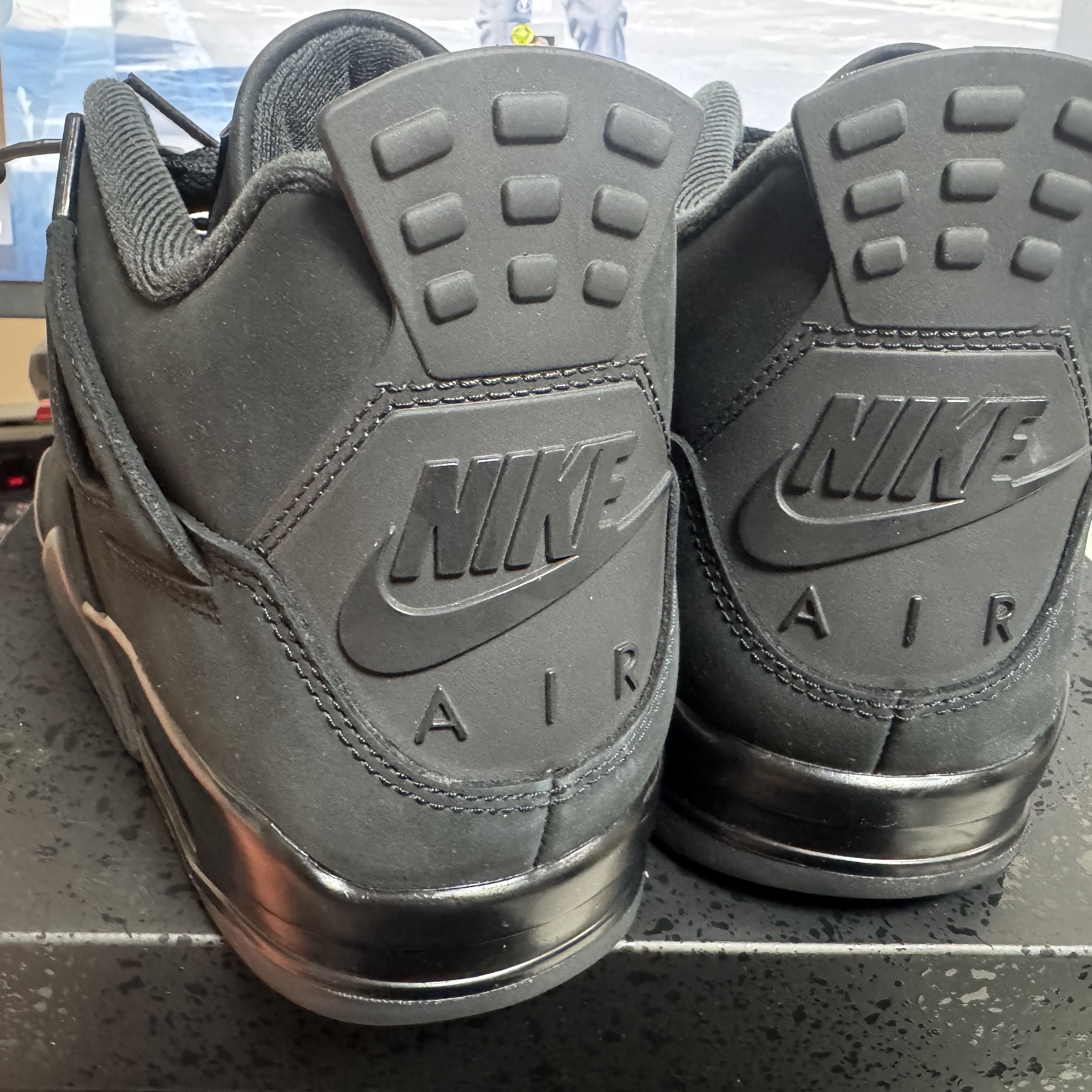Jordan 4 Retro Black Cat 2025 착용 스타일 - 3