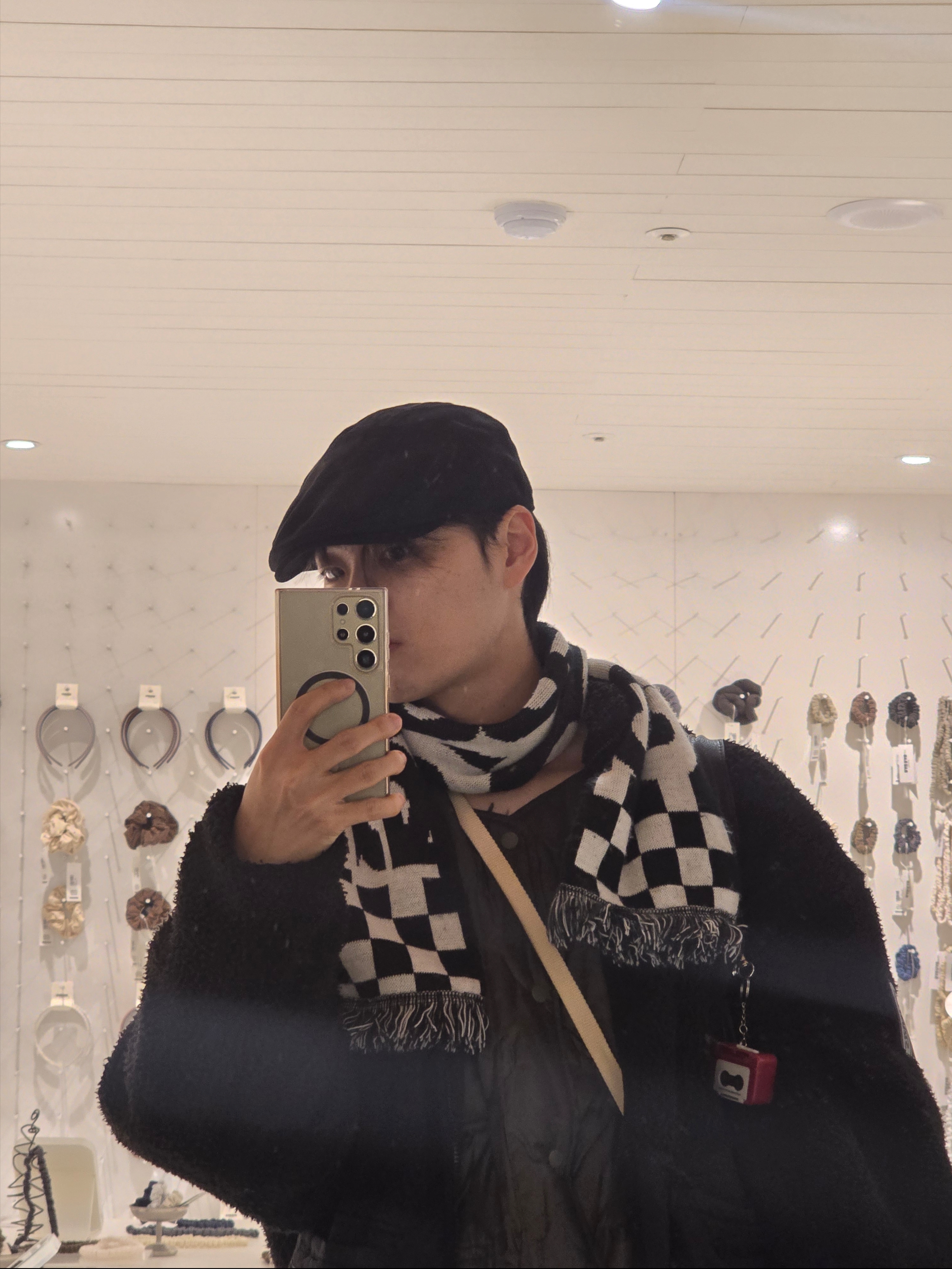 CDG Logo Check Muffler White Black 착용 스타일