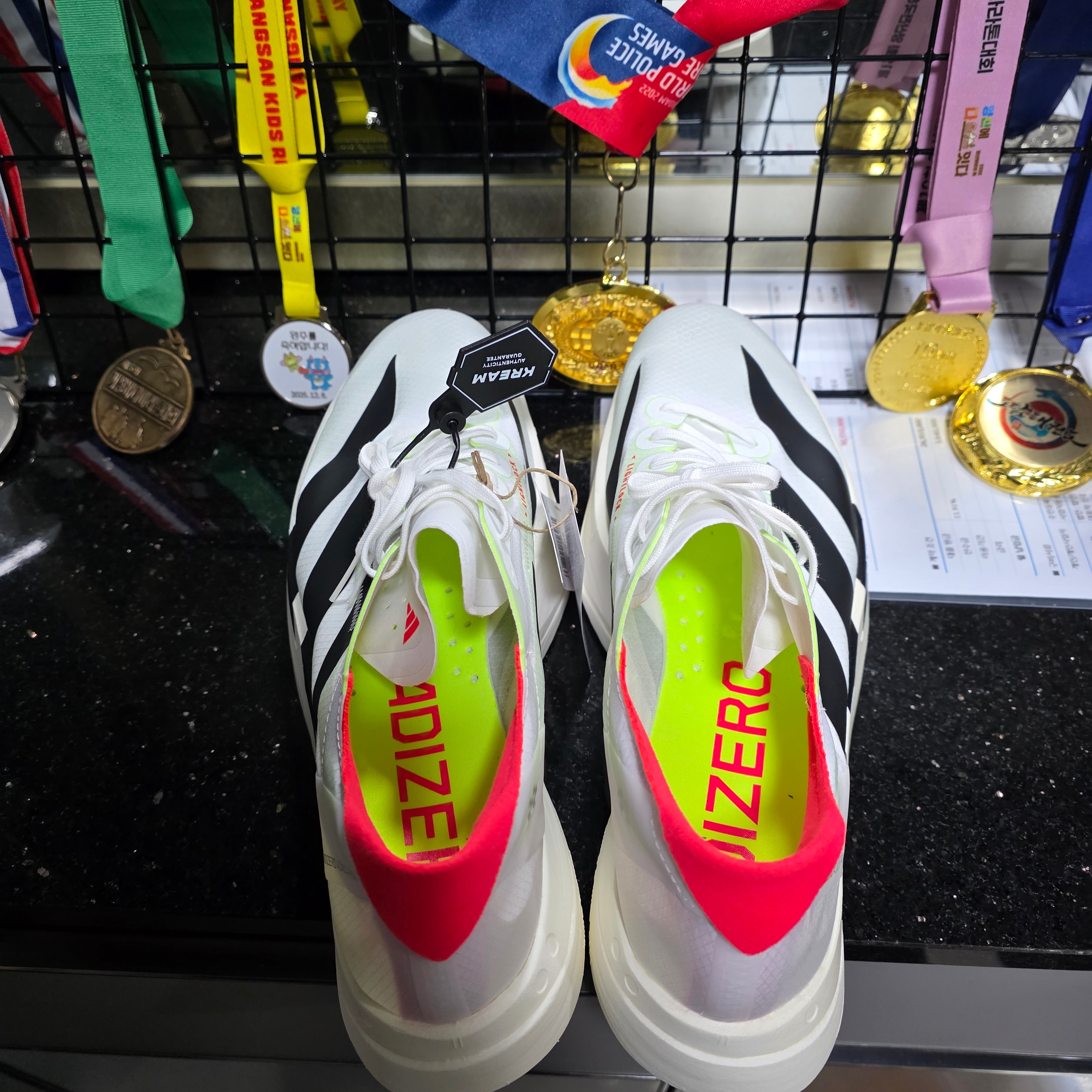 Adidas Adizero Adios Pro 4 Cloud White Core Black 착용 스타일