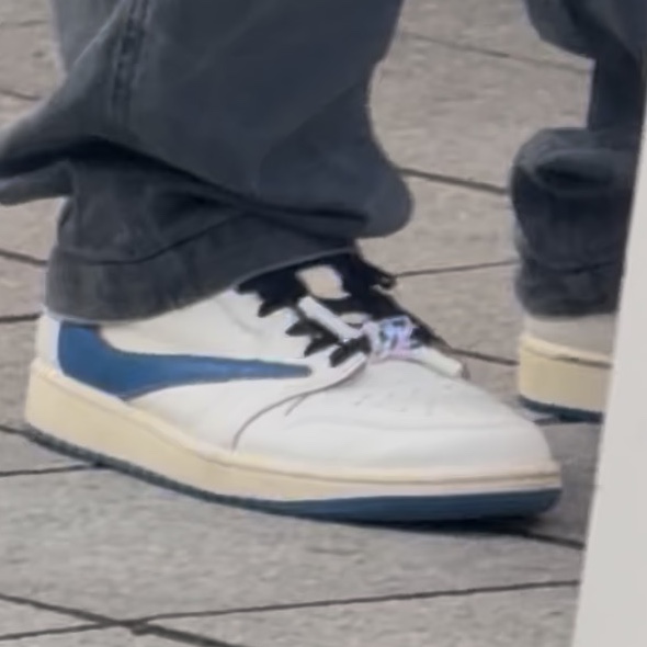 Jordan 1 x Travis Scott x Fragment Retro Low OG SP Sail Military Blue 착용 스타일