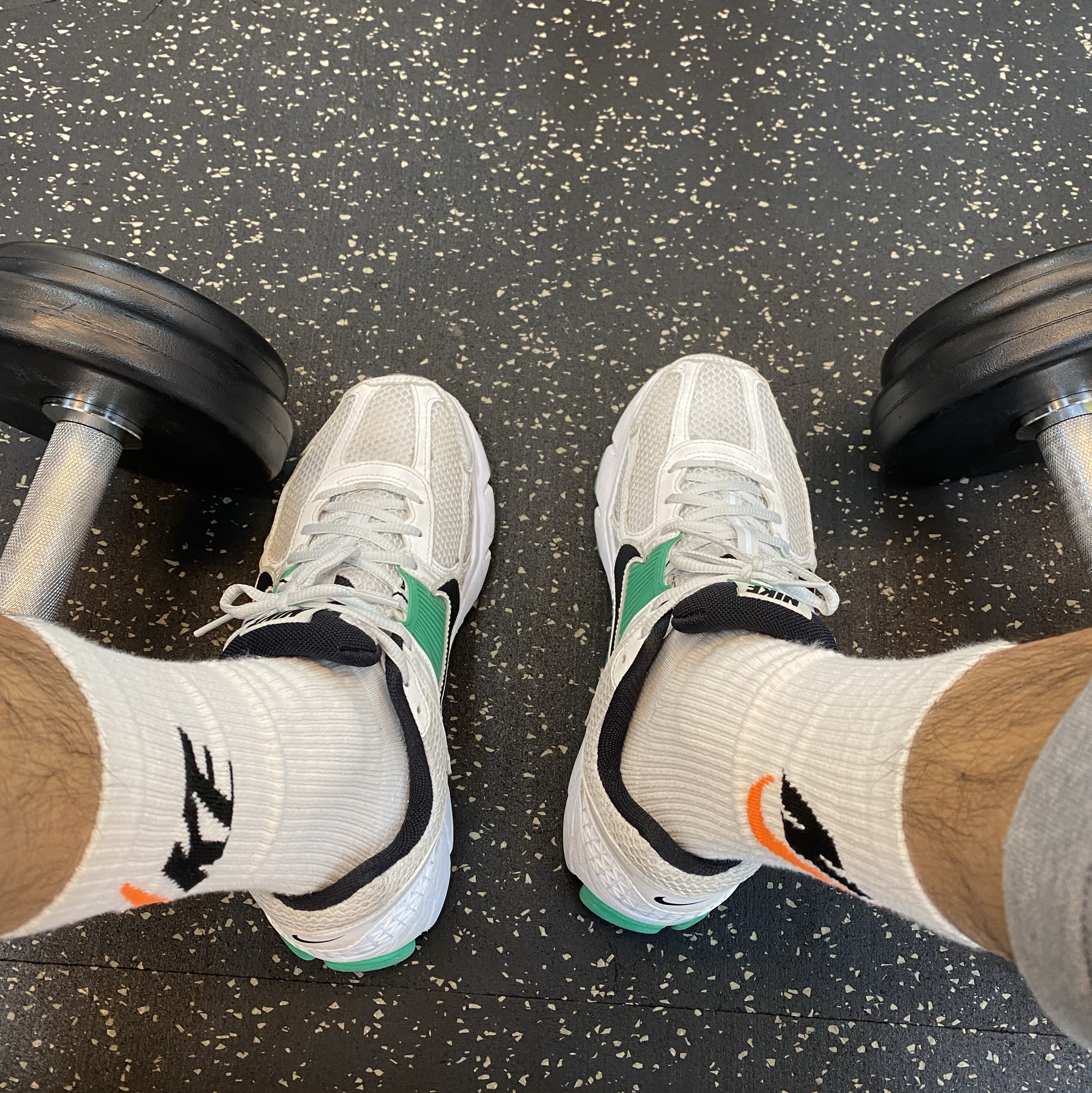 (W) Nike Zoom Vomero 5 White Stadium Green 착용 스타일