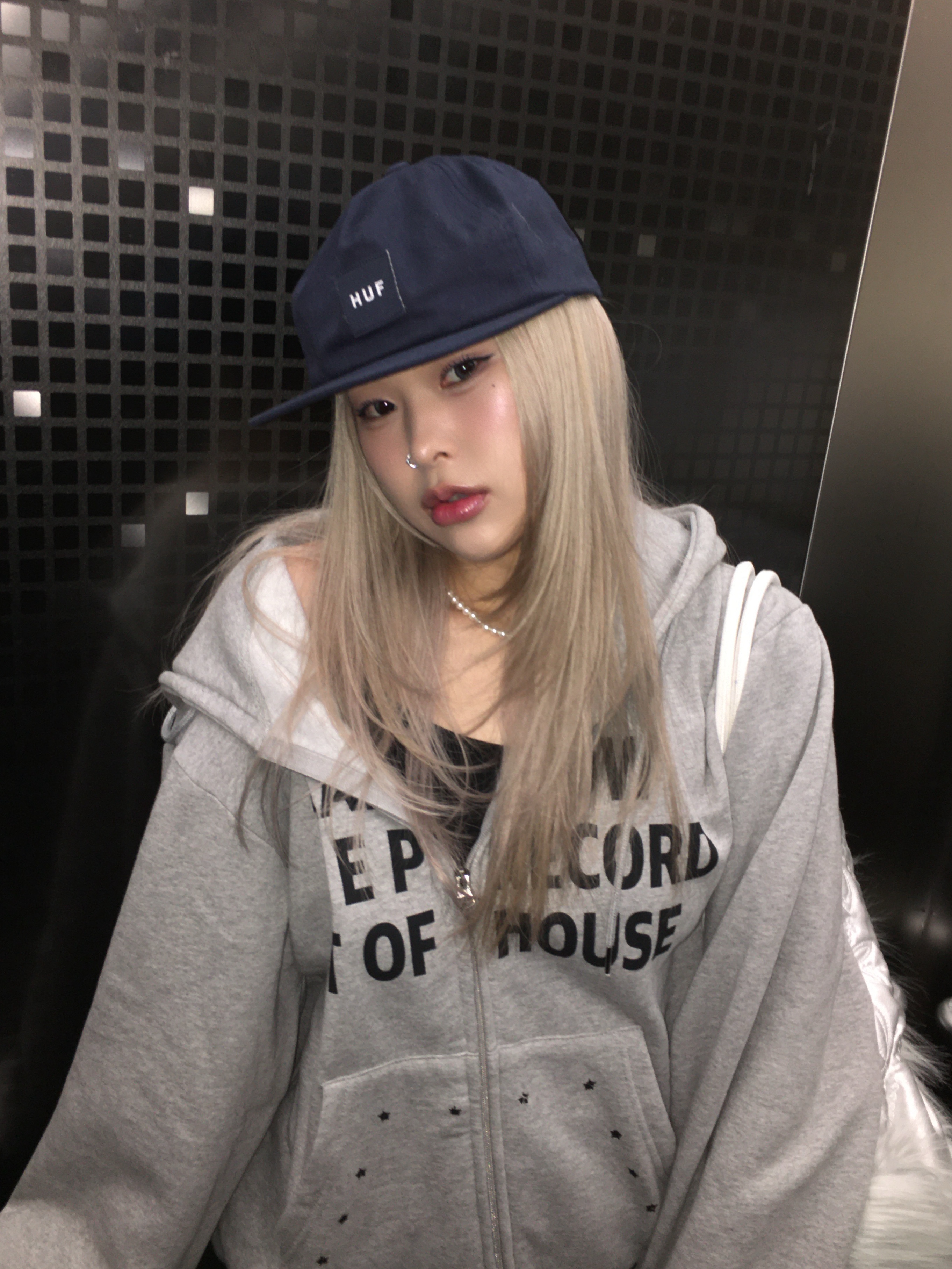 SLOW RECORD HOUSE Typo Star Hood Zip-Up Grey 착용 스타일 - 1