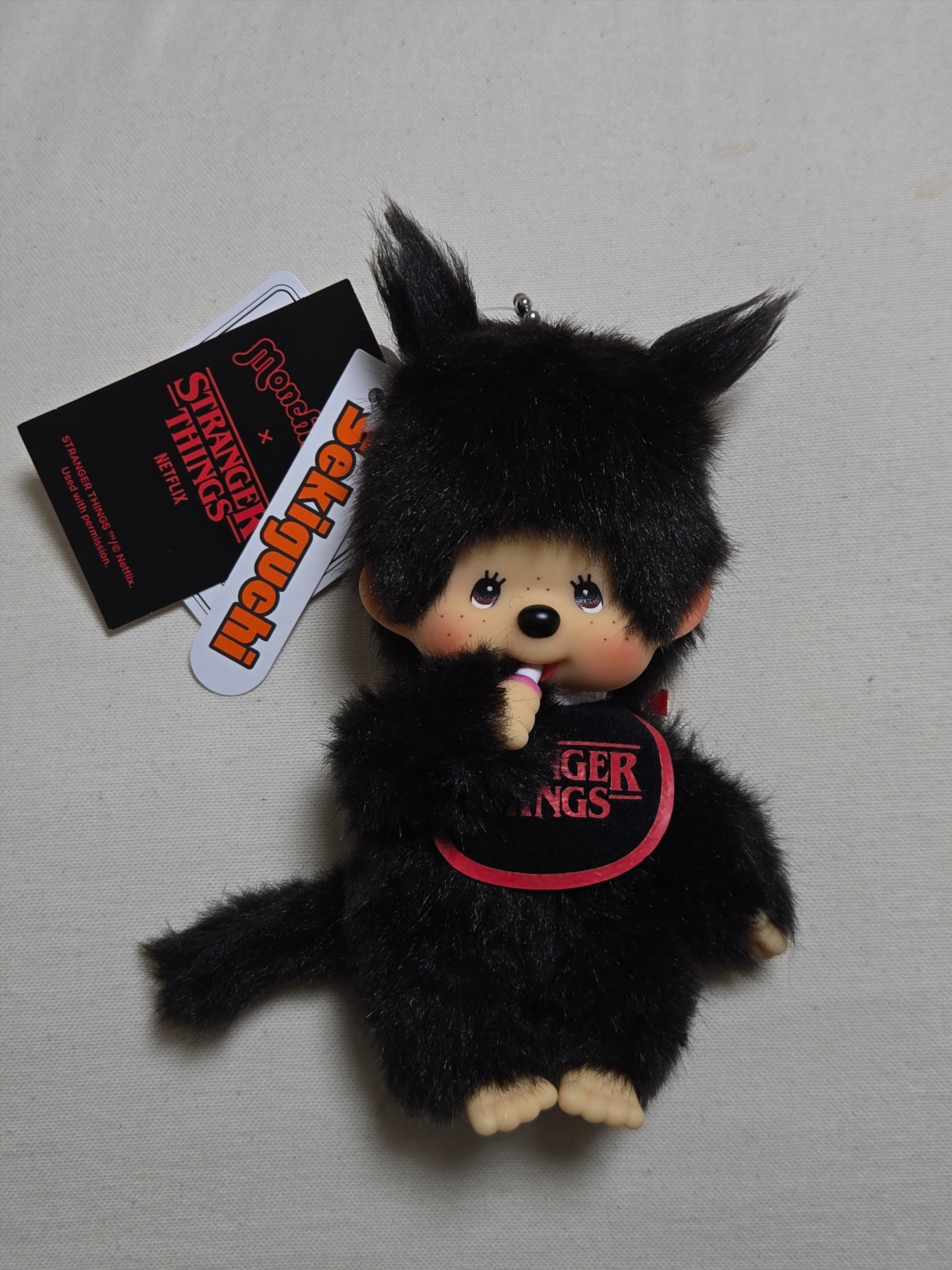 Monchhichi x Strange Things Key Chain Black Red 착용 스타일 - 1