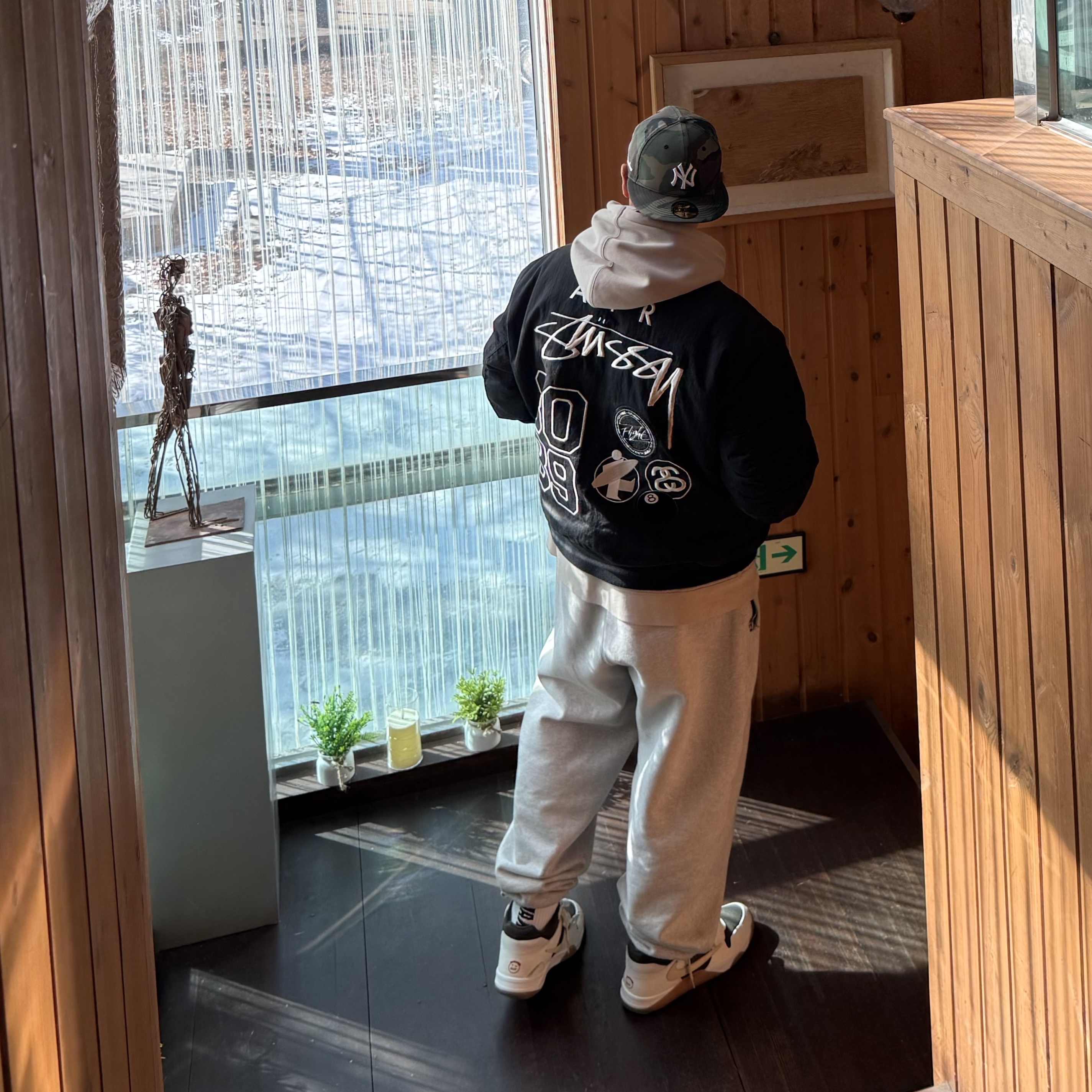 Nike x Stussy Reversible Jacket Black (FJ9153-010), Jordan x Travis Scott Jumpman Jack TR Sail and Dark Mocha 착용 스타일 - 1