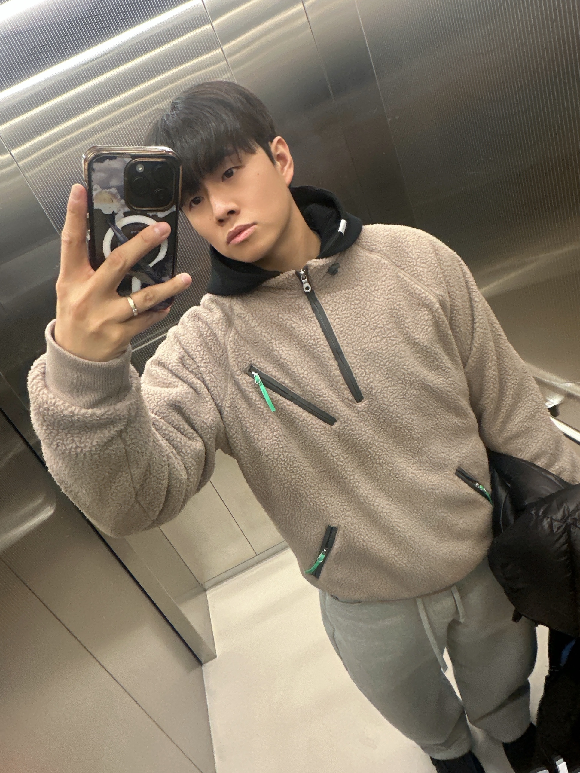 [더블적립] SUNLOVE Zip Player Fleece Pullover Taupe 착용 스타일 - 1