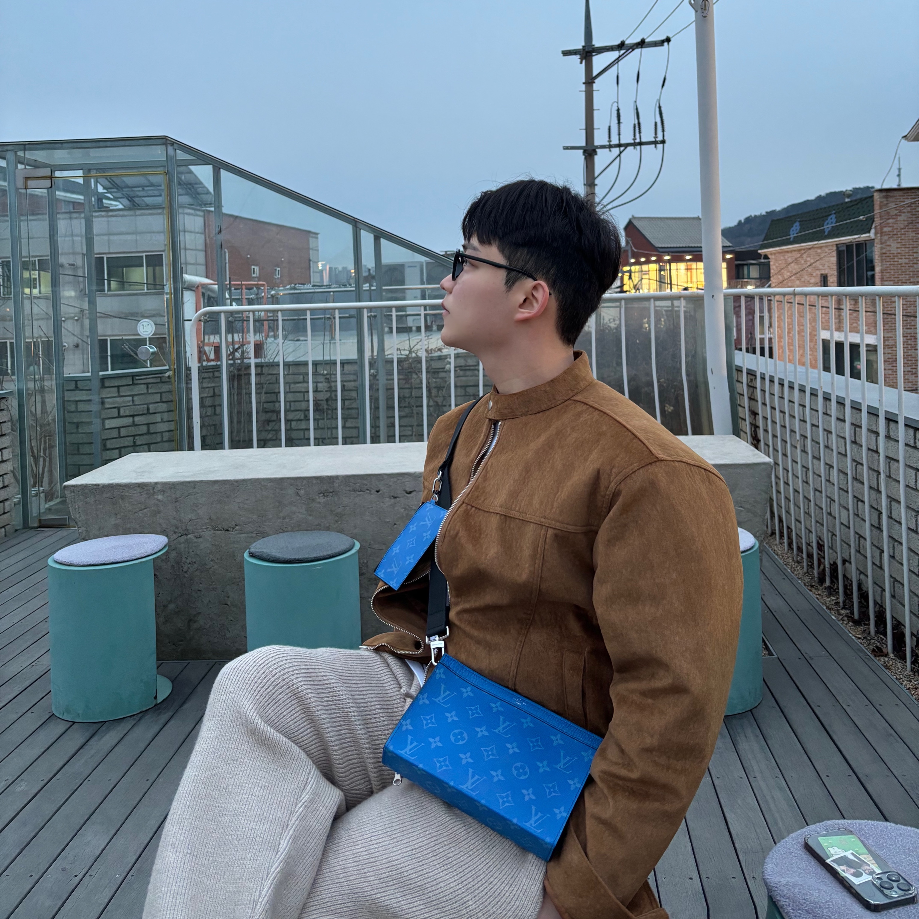 Louis Vuitton Gaston Wearable Wallet Monogram Eclipse 착용 스타일