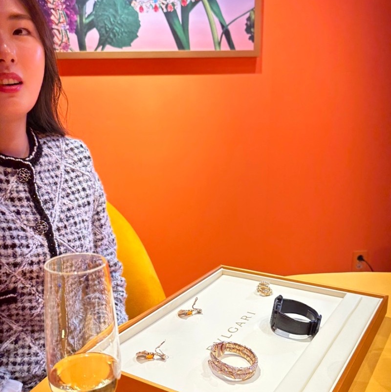 Bulgari Divas Dream Earrings Rose Gold White Diamond, Bulgari Octo Roma 41mm Watch Stainless Steel Green 착용 스타일 - 3