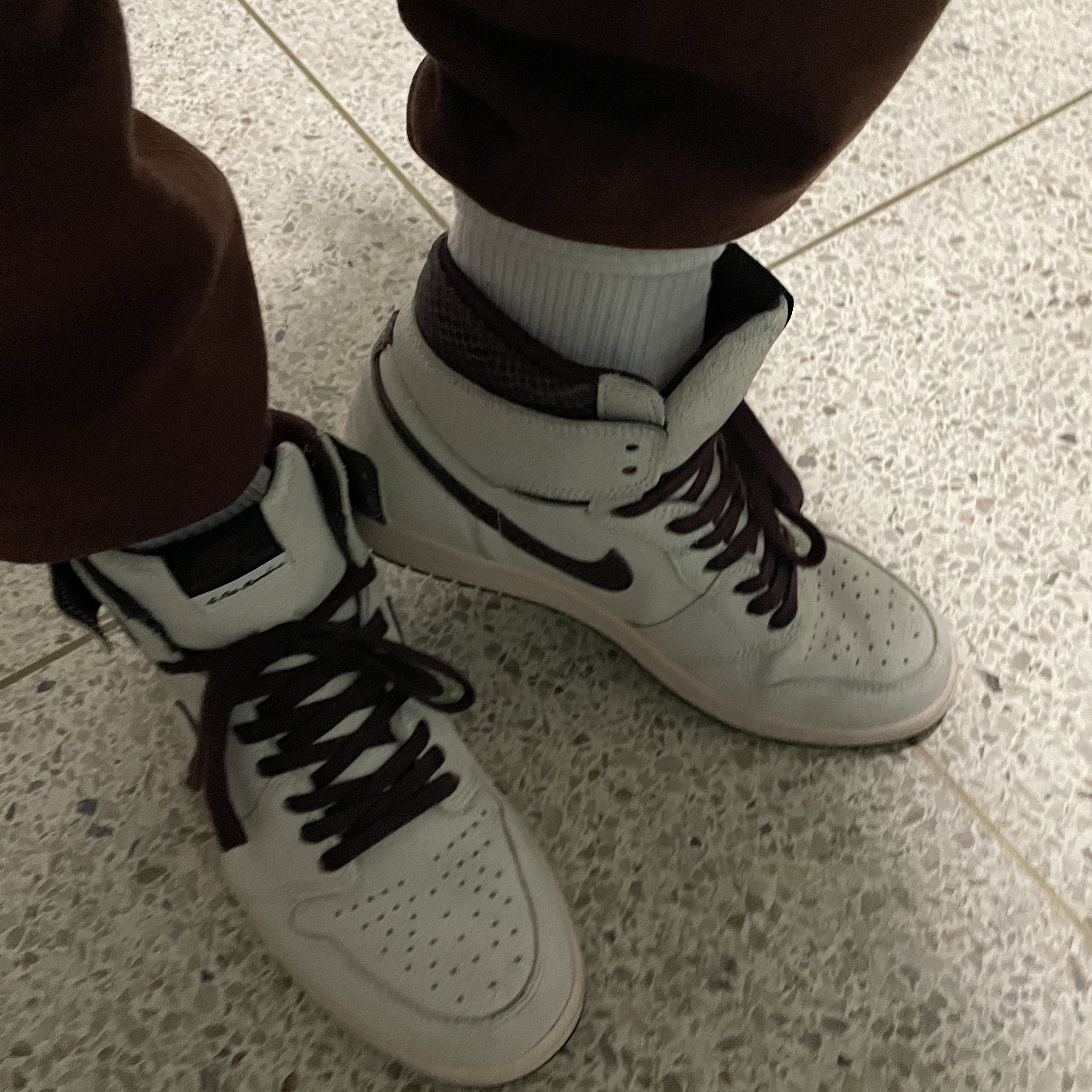 Jordan 1 x A Ma Maniere Retro High OG SP Sail and Burgundy 착용 스타일