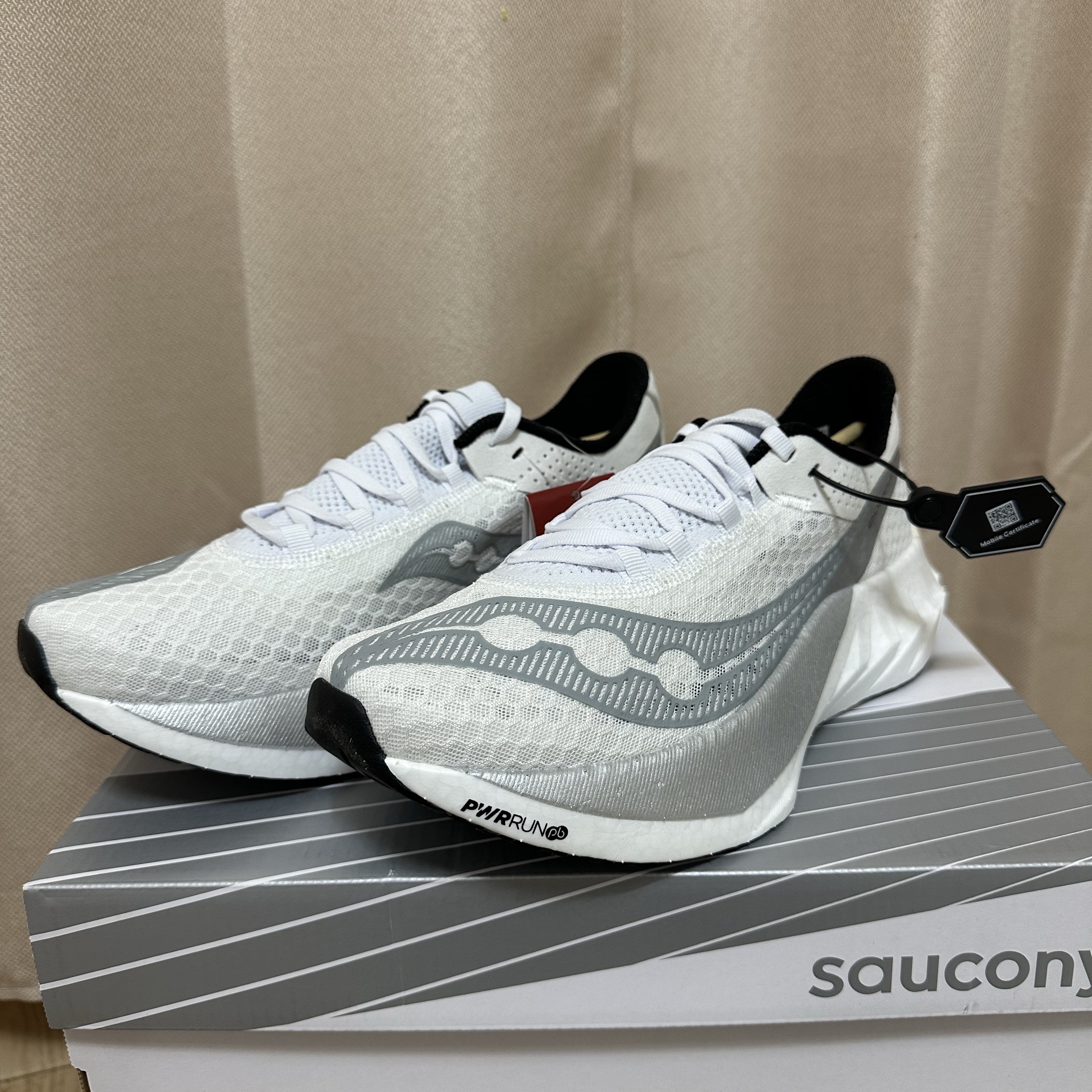 Saucony Endorphin Pro 4 White Silver 착용 스타일