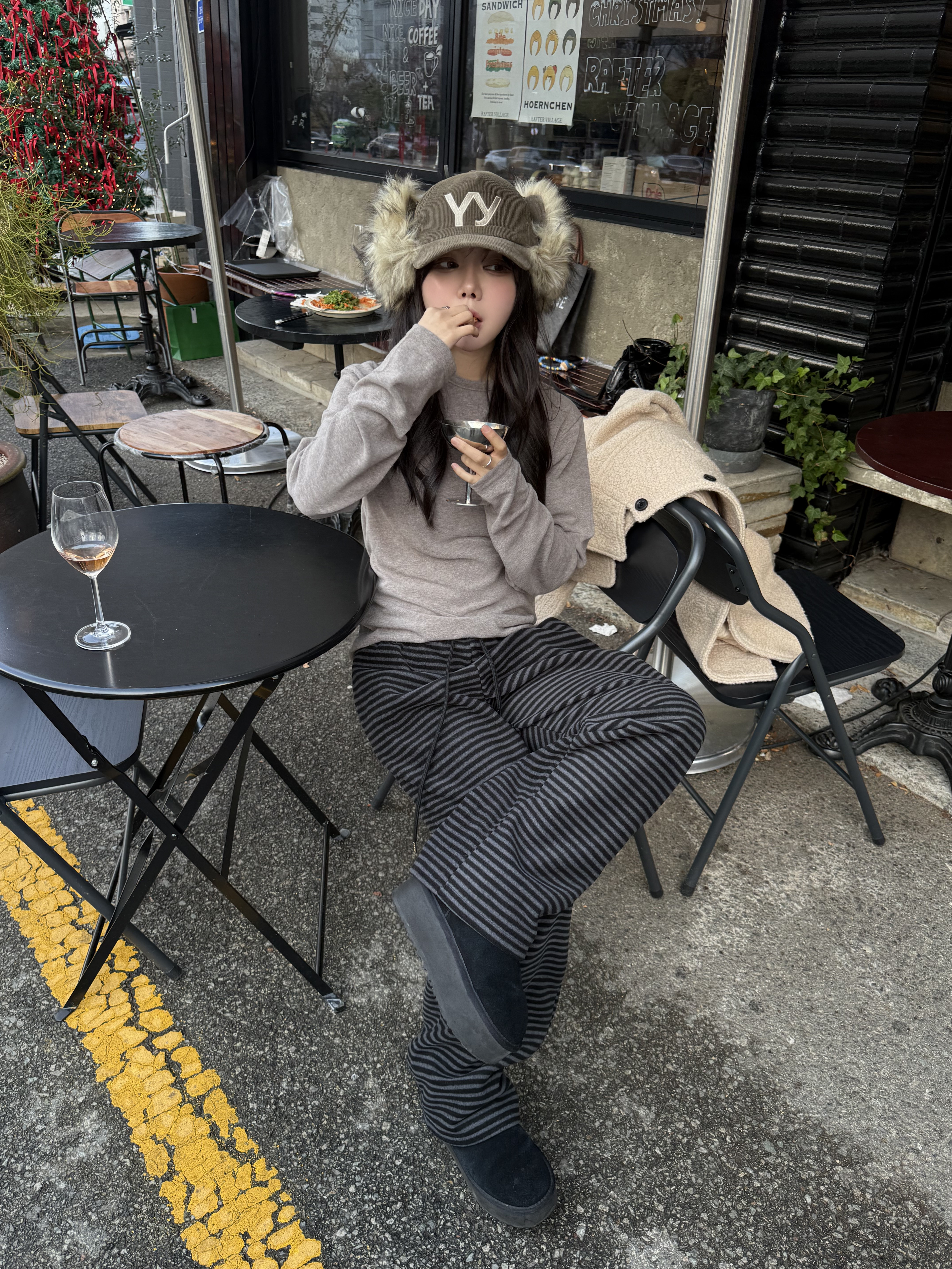 Open Yy Faux Fur Corduroy Earflap Cap Khaki 착용 스타일 - 2