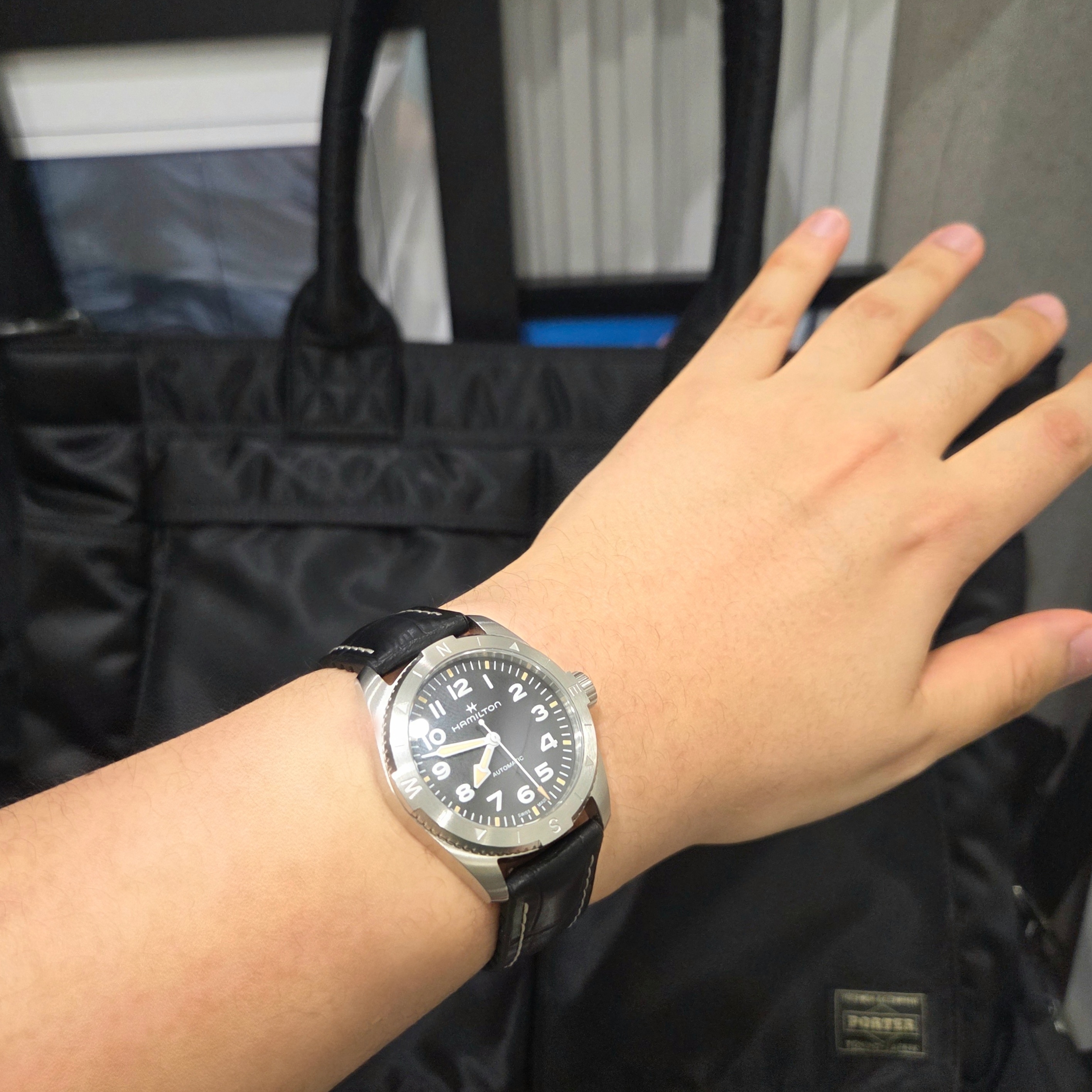 Hamilton Khaki Field Expedition Auto 37mm Stainless Steel Cow leather Black, Porter All New Tanker Tote Bag L Black 착용 스타일 - 1