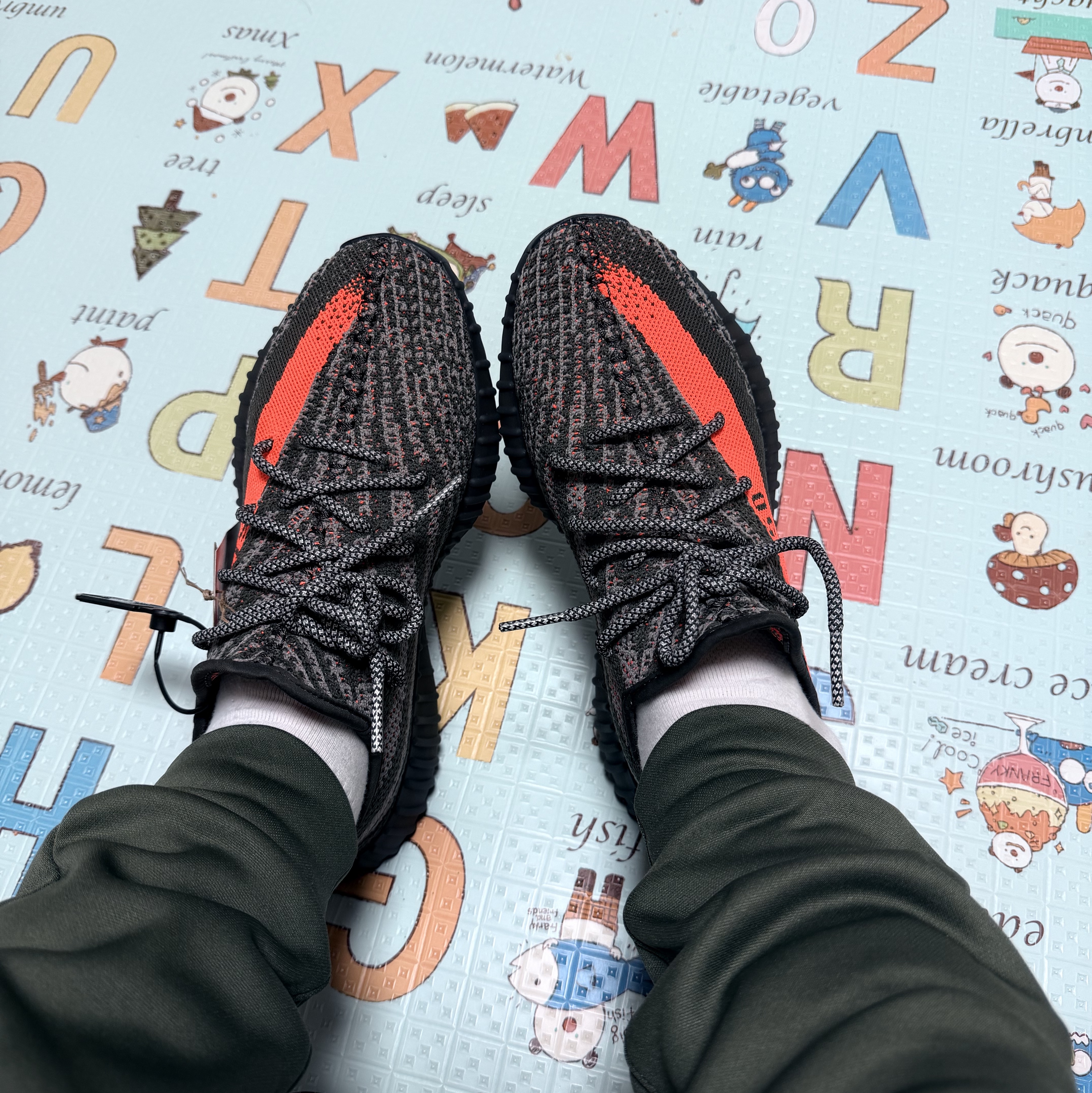Adidas Yeezy Boost 350 V2 Carbon Beluga 착용 스타일