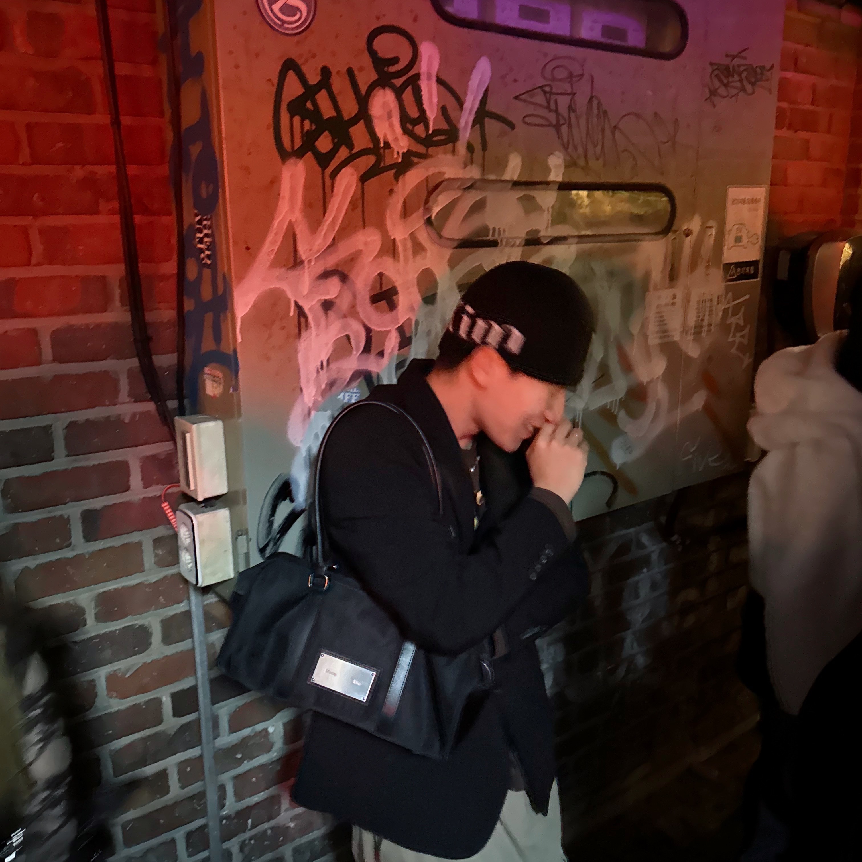Matin Kim Logo Jacquard Short Beanie Black, Matin Kim Sporty Tote Bag Black 착용 스타일