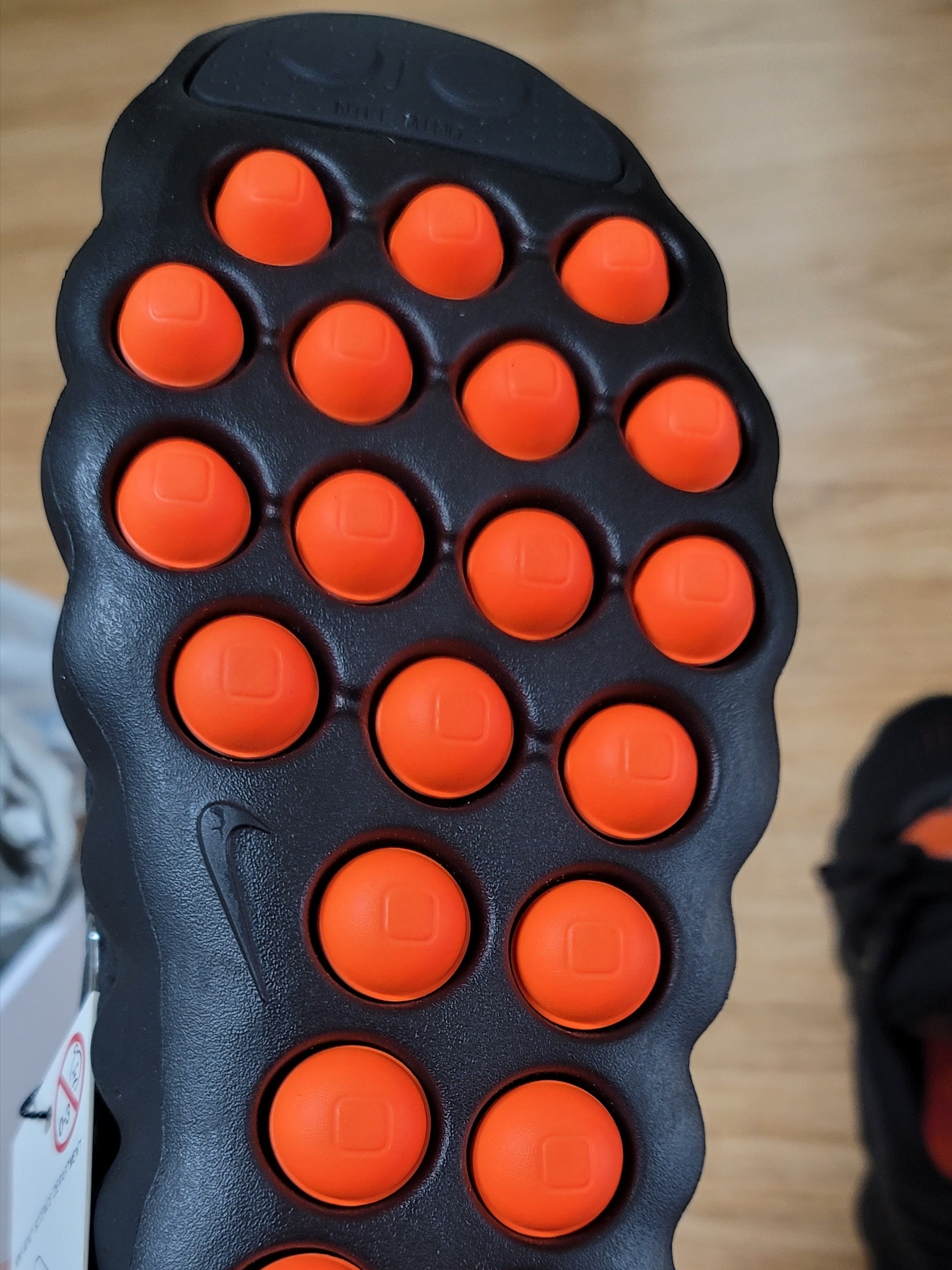 Nike Mind 002 Black Hyper Crimson 착용 스타일 - 1