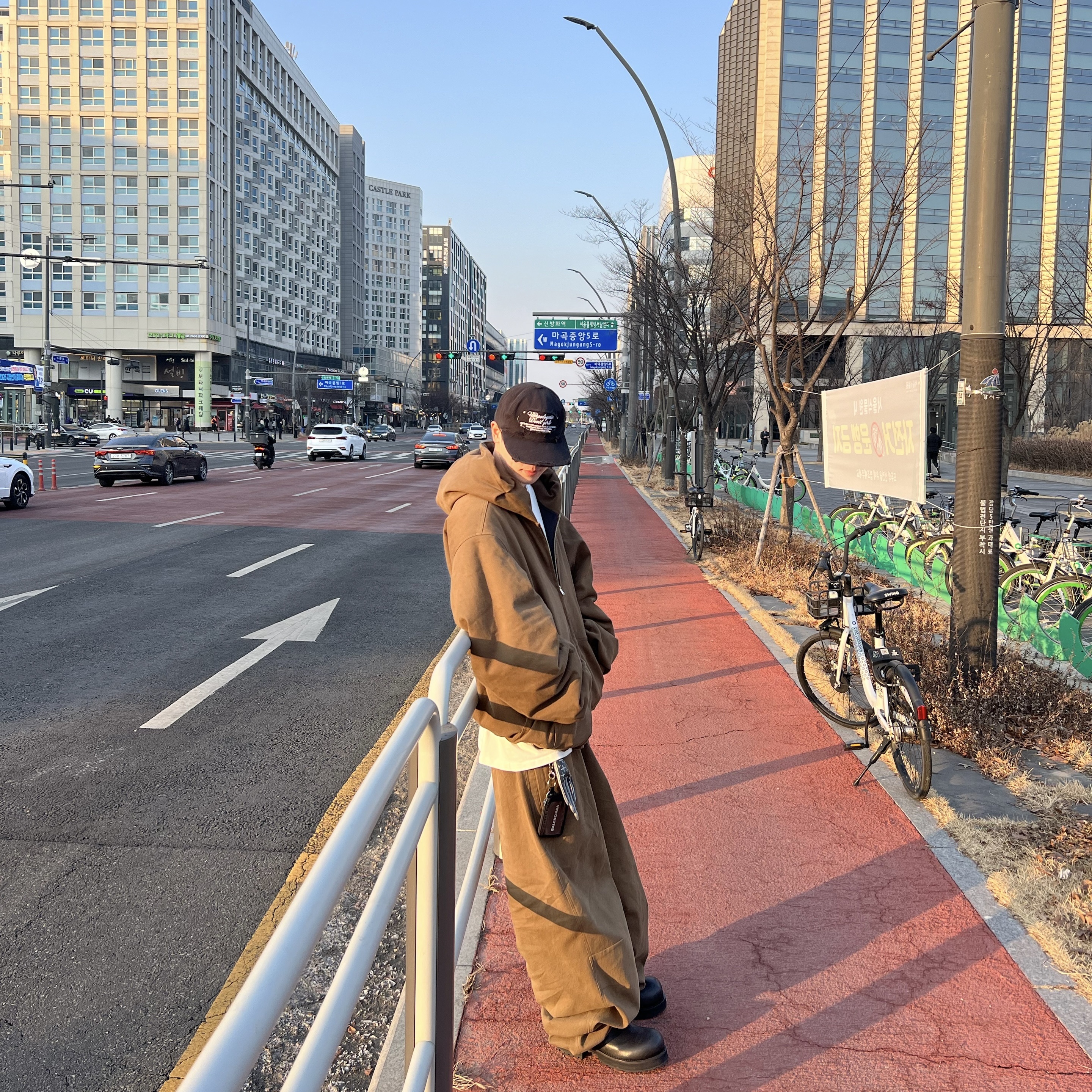 Nonnod Moleskin Track Pants Khaki Brown, Nonnod Moleskin Shirring Bomber Khaki Brown 착용 스타일 - 2