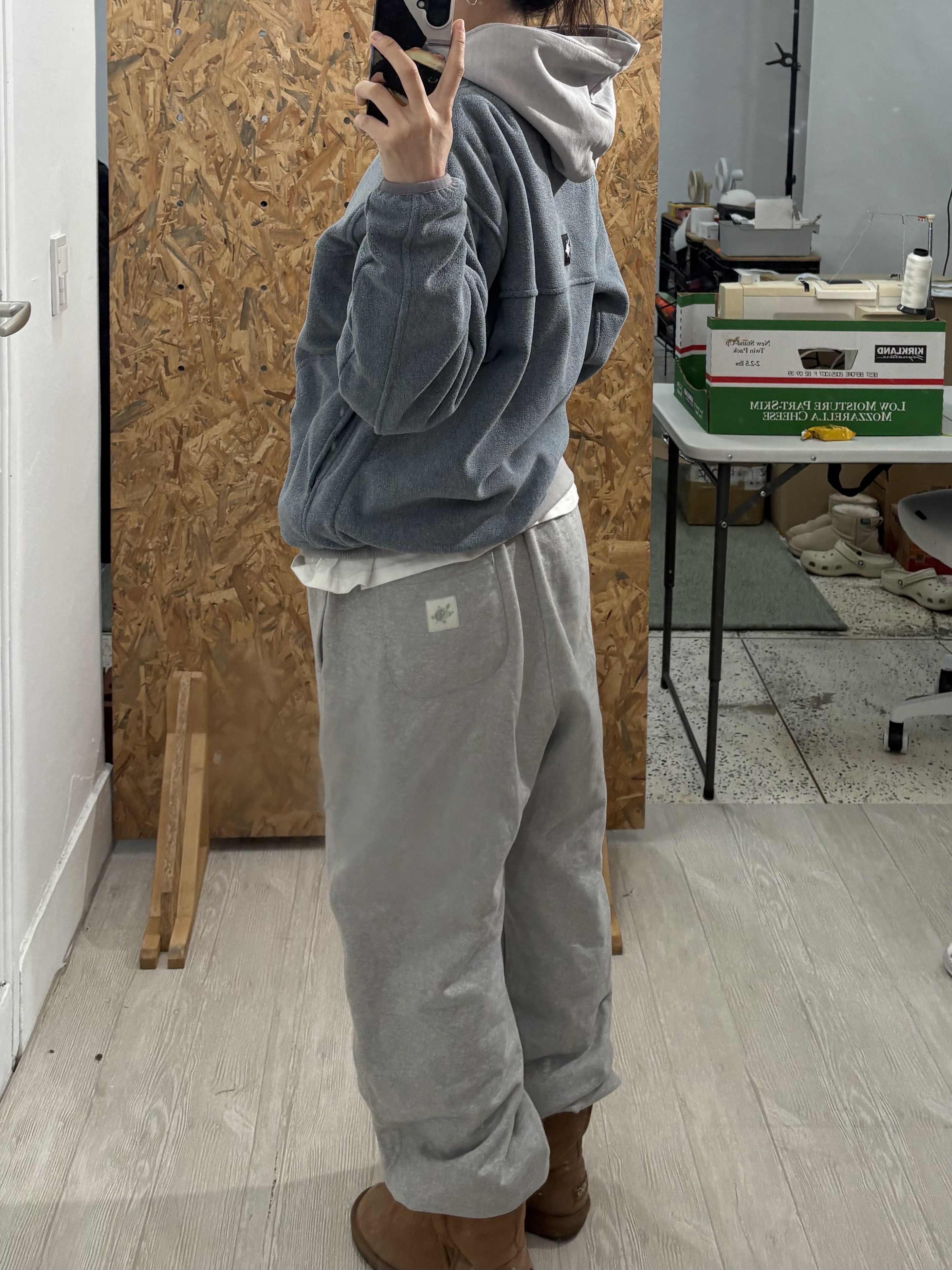 WHILE Comfy Climbing Jacket Fog Blue, WHILE Vintage Pigment Hoodie Stone Grey 착용 스타일 - 1