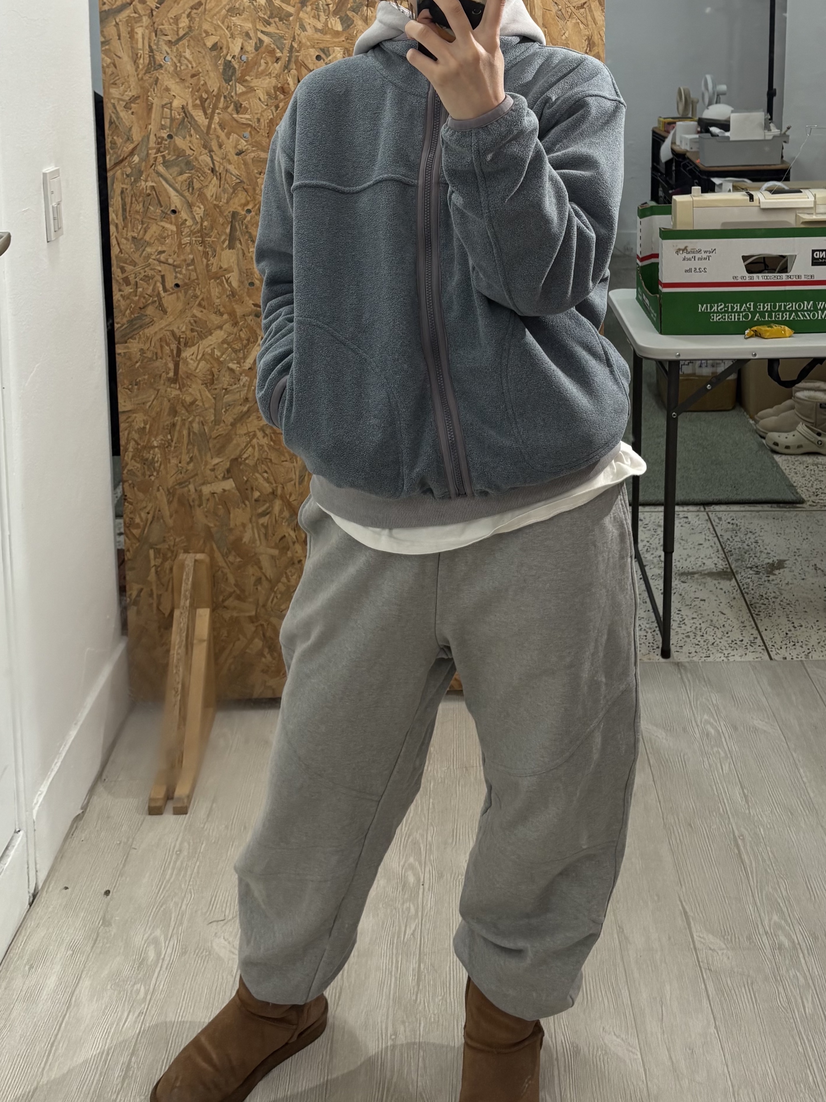 WHILE Comfy Climbing Jacket Fog Blue, WHILE Vintage Pigment Hoodie Stone Grey 착용 스타일 - 3