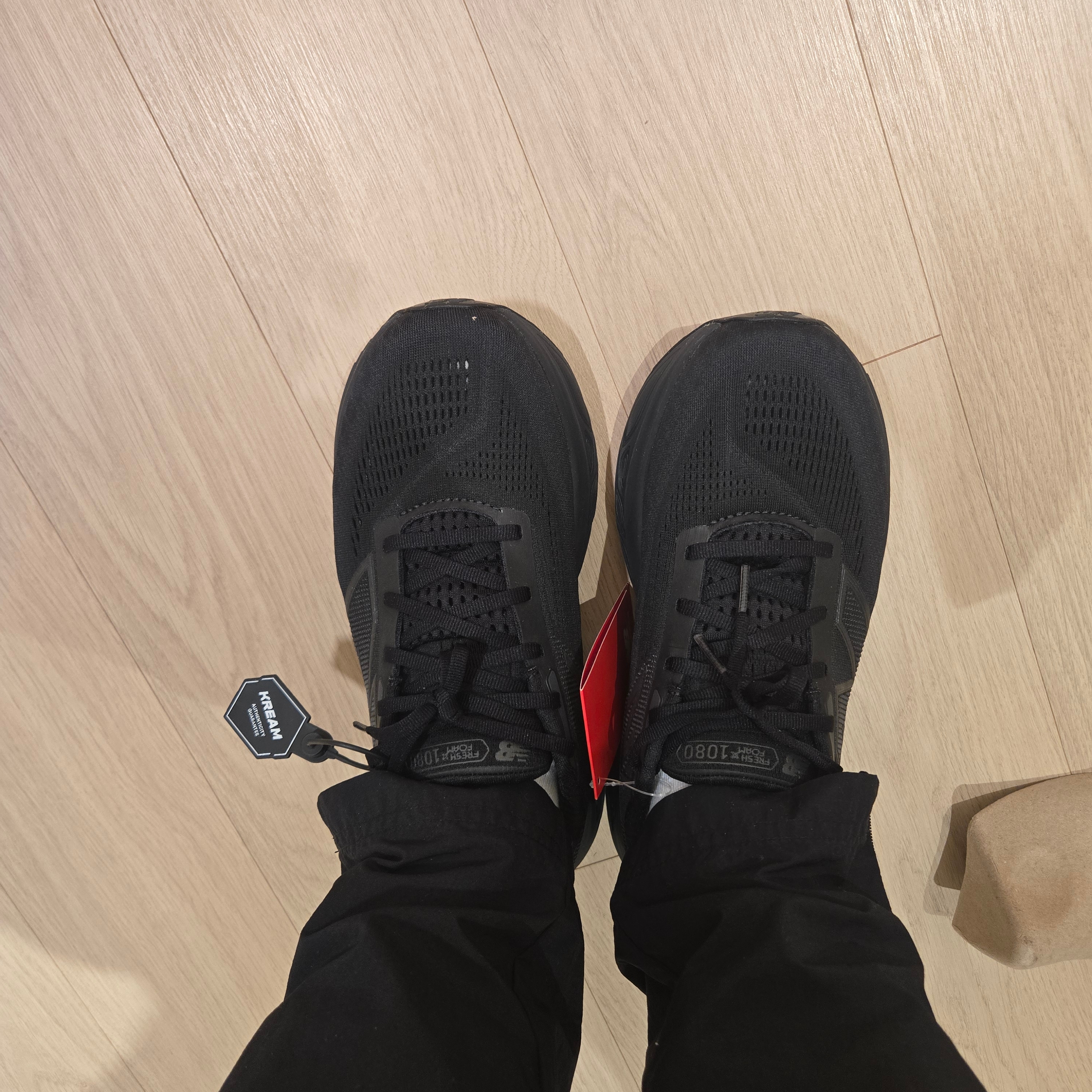 New Balance Fresh Foam X 1080v14 Black Black Metallic - 2E Wide 착용 스타일 - 1