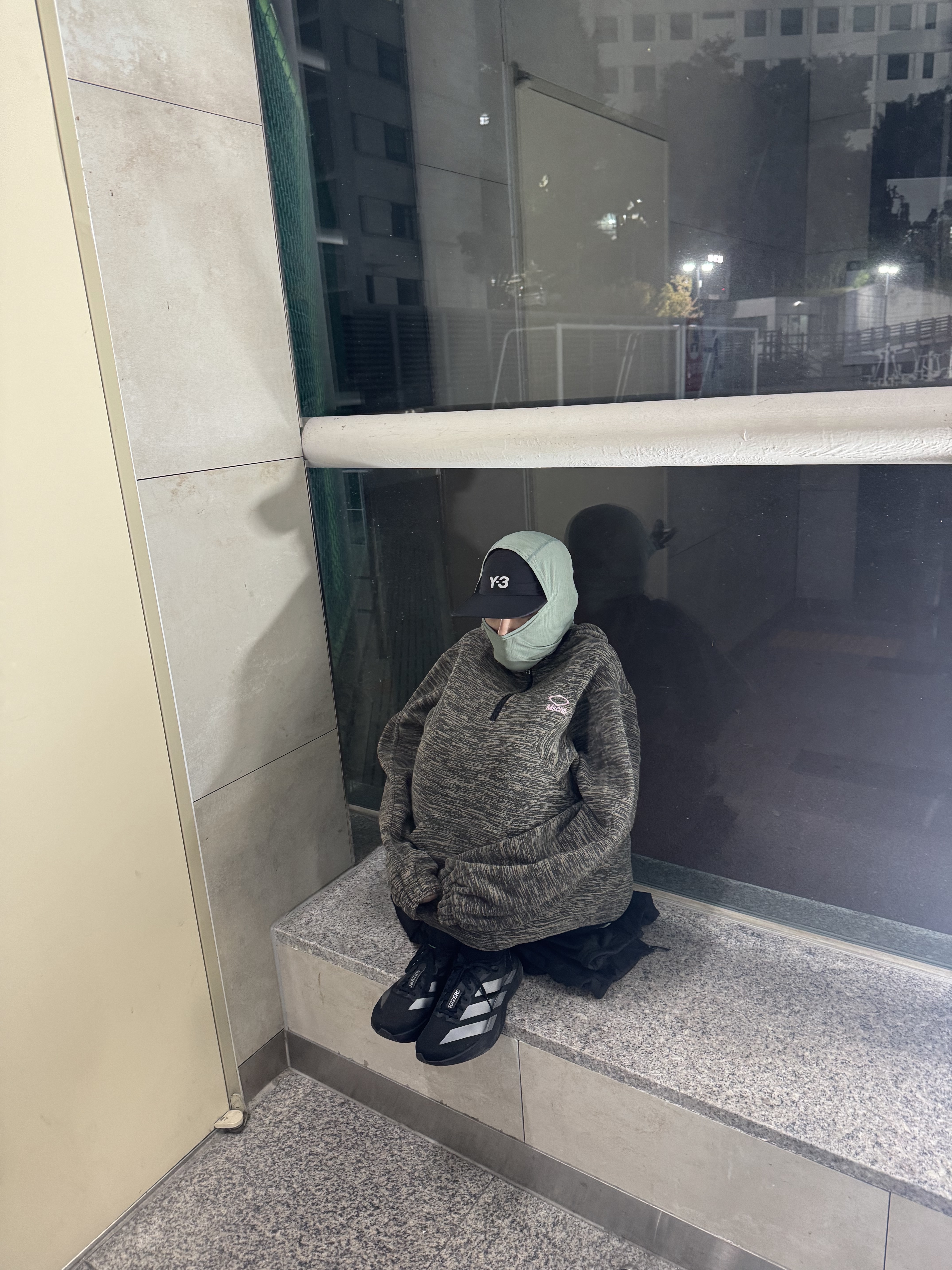 Adidas Adizero EVO SL Core Black Iron Metallic, Y-3 Running Cap Black 착용 스타일 - 3