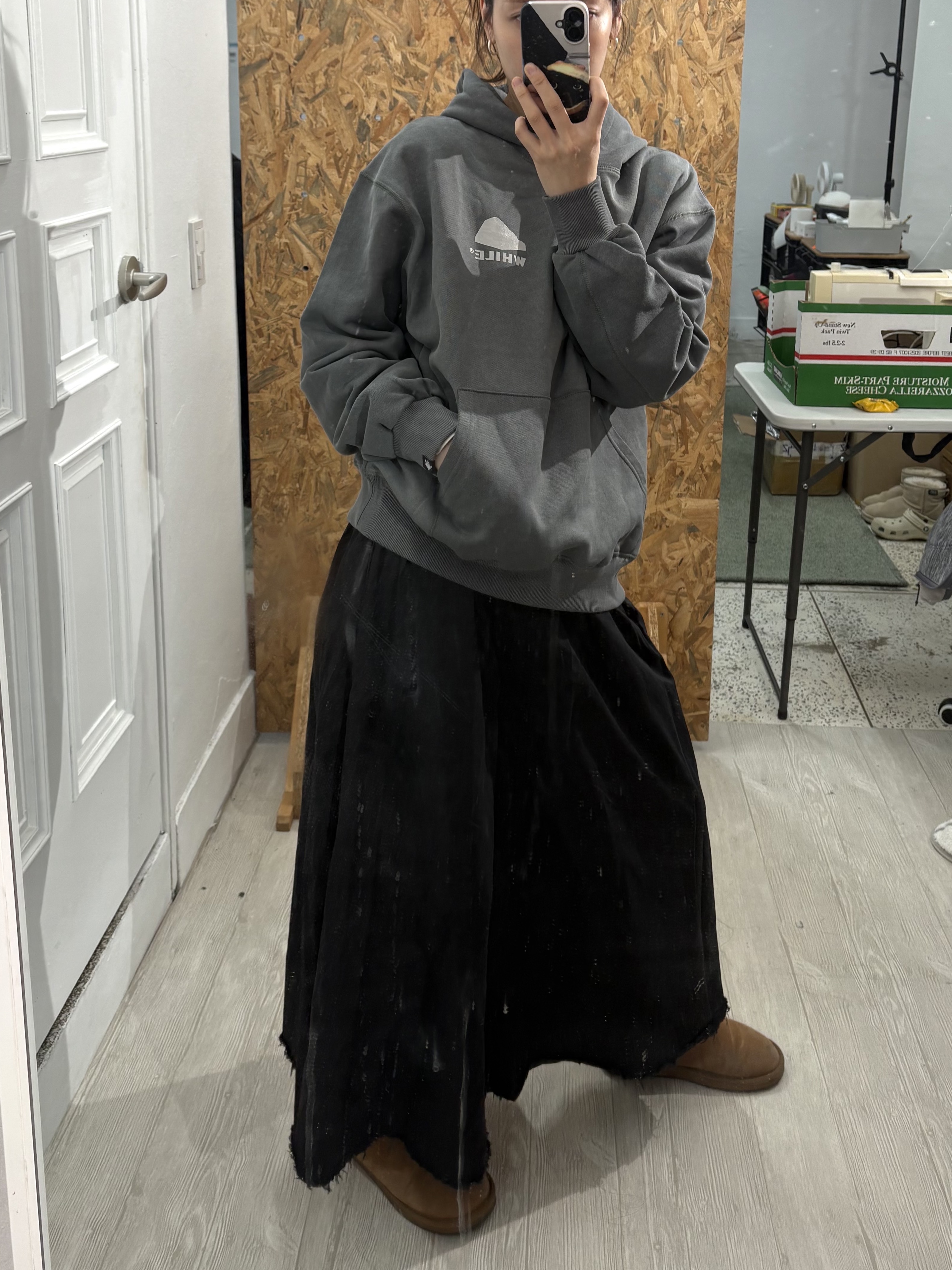 WHILE Vintage Pigment Hoodie Turtle Grey 착용 스타일 - 3