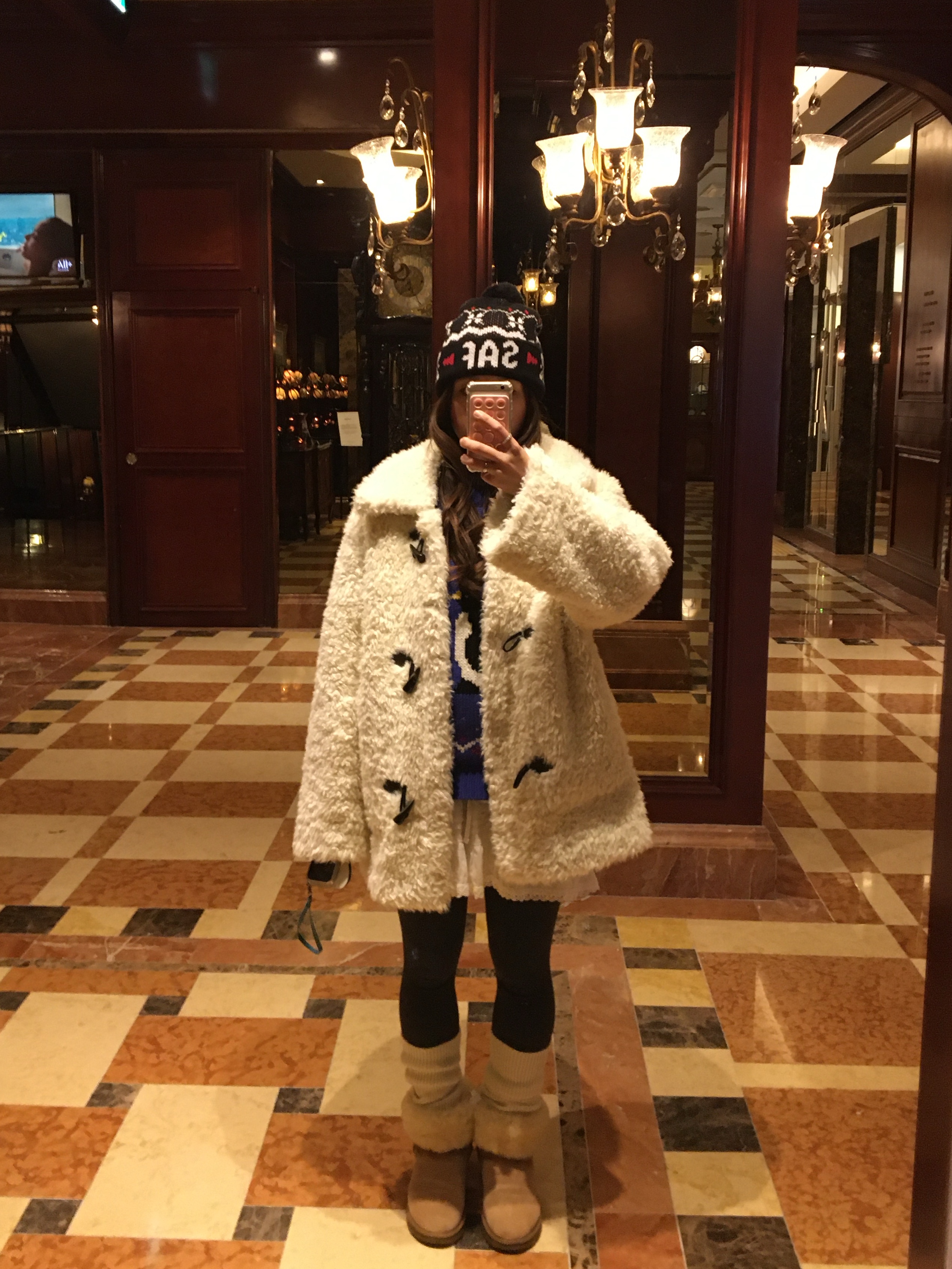 (W) UGG Classic Short II Boots Chestnut, Safarispot  S.T.C SAF POM BEANIE BLACK 착용 스타일