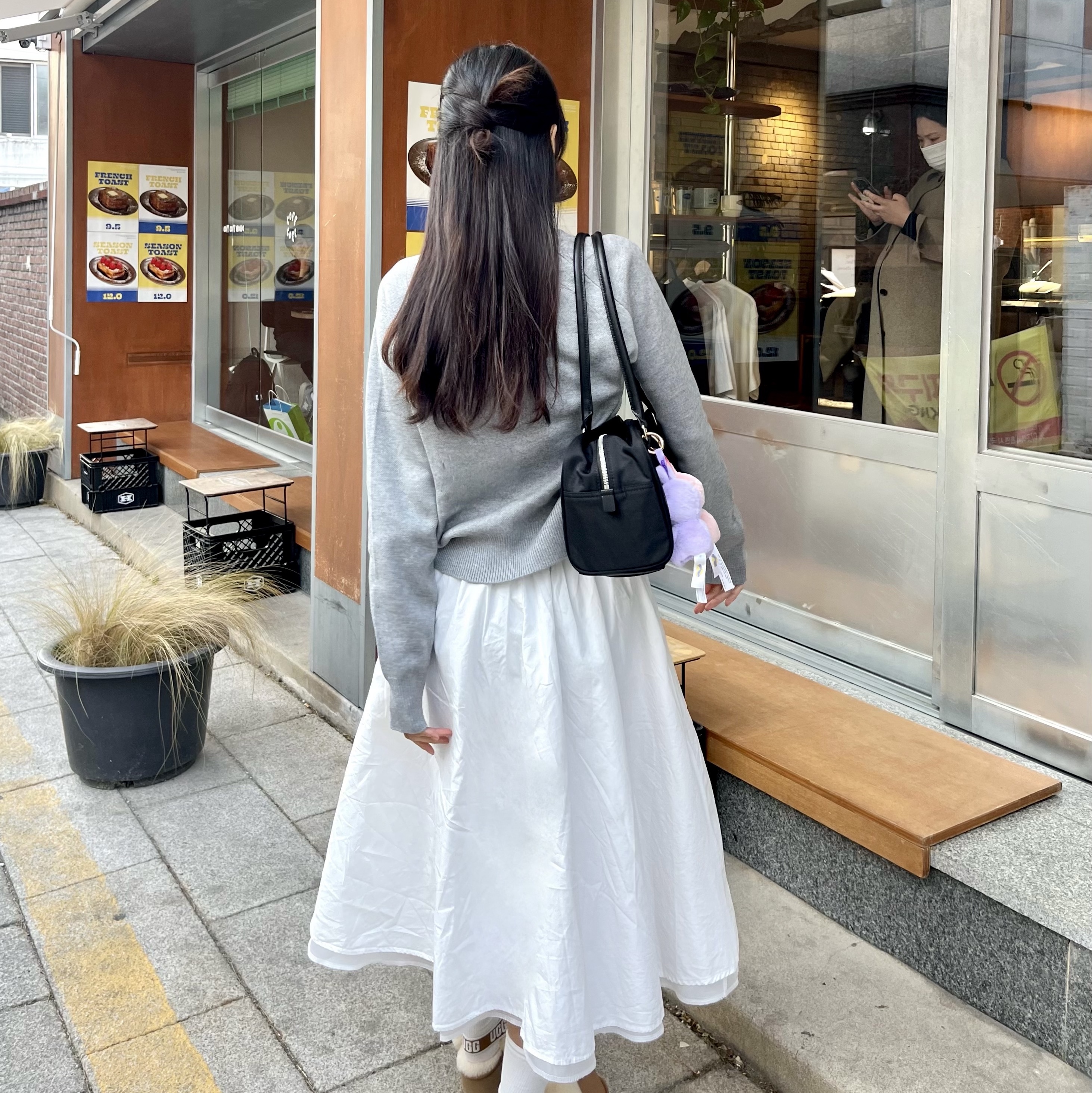 Matin Kim Sporty Tote Bag Black, Vivienne Westwood Mini Pearl Bas Relief Necklace Silver 착용 스타일 - 2