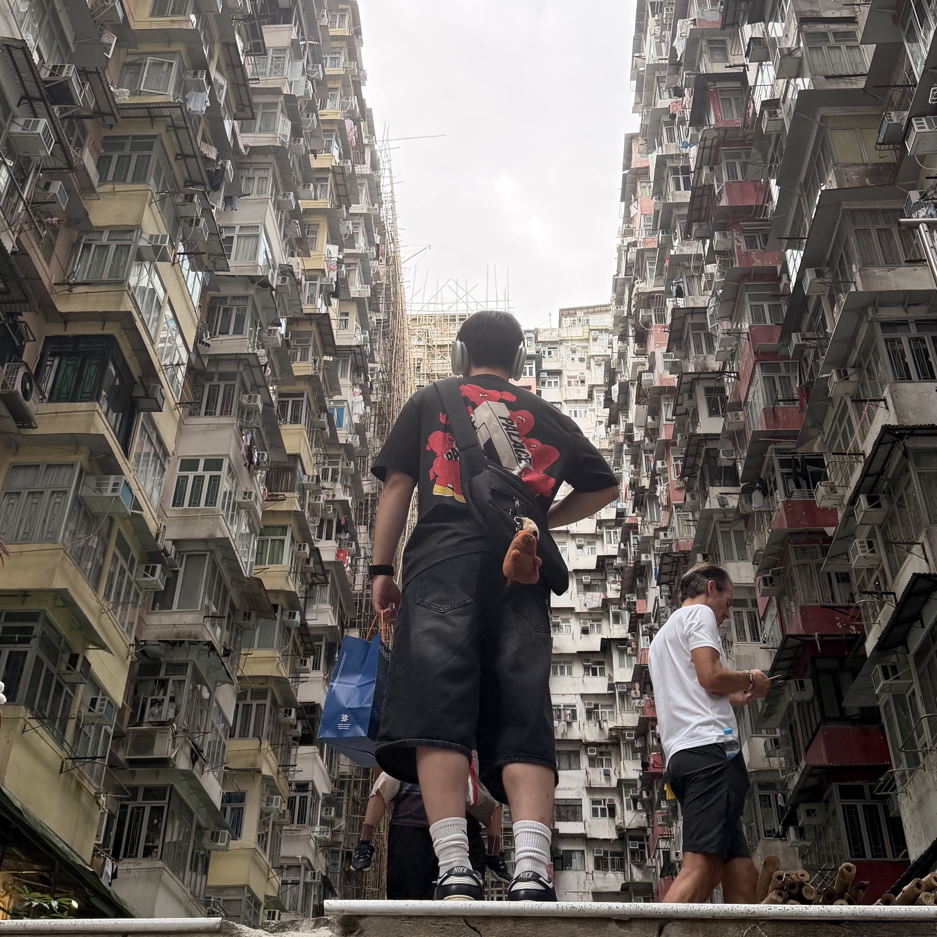 Apple AirPods Max Lightning Silver (Korean Ver.), Apple Watch Series 11 46mm GPS Jet Black Aluminum Case with Sport Band S/M Black (Korean Ver.) 착용 스타일