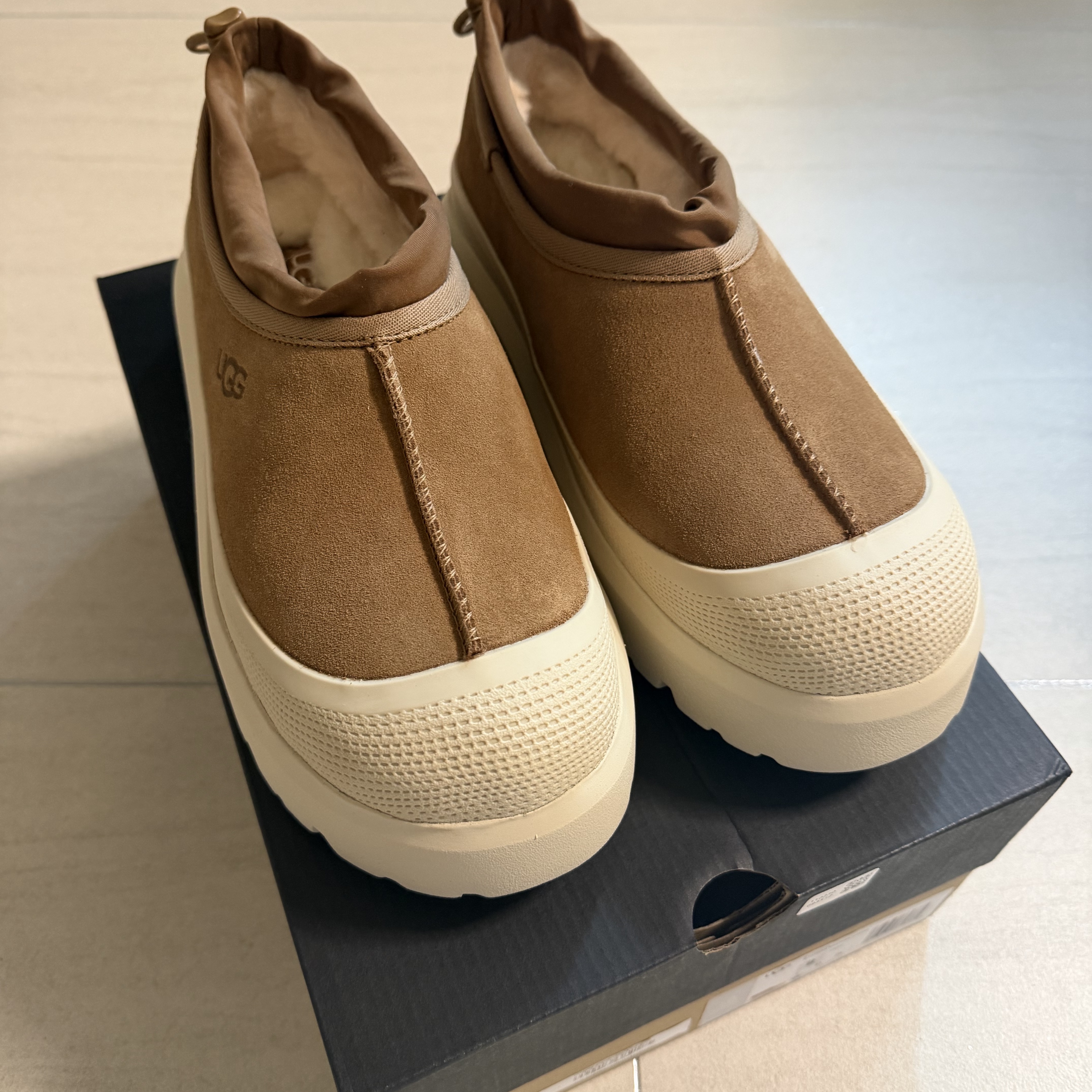 UGG Tasman Weather Hybrid Chestnut Whitecap 착용 스타일 - 2