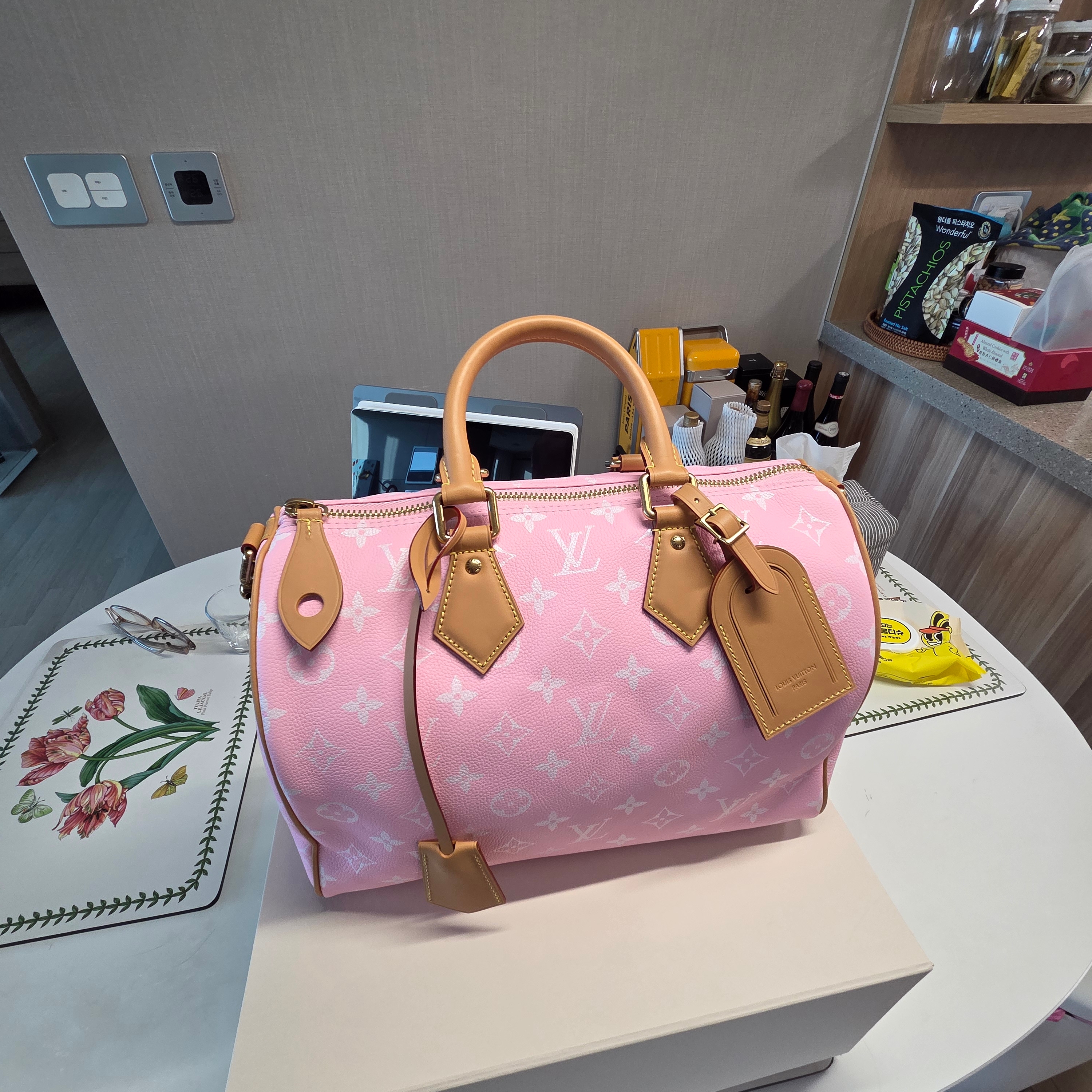 Louis Vuitton Speedy P9 Bandouliere 25 Damoflage Pink Sakura 착용 스타일 - 1