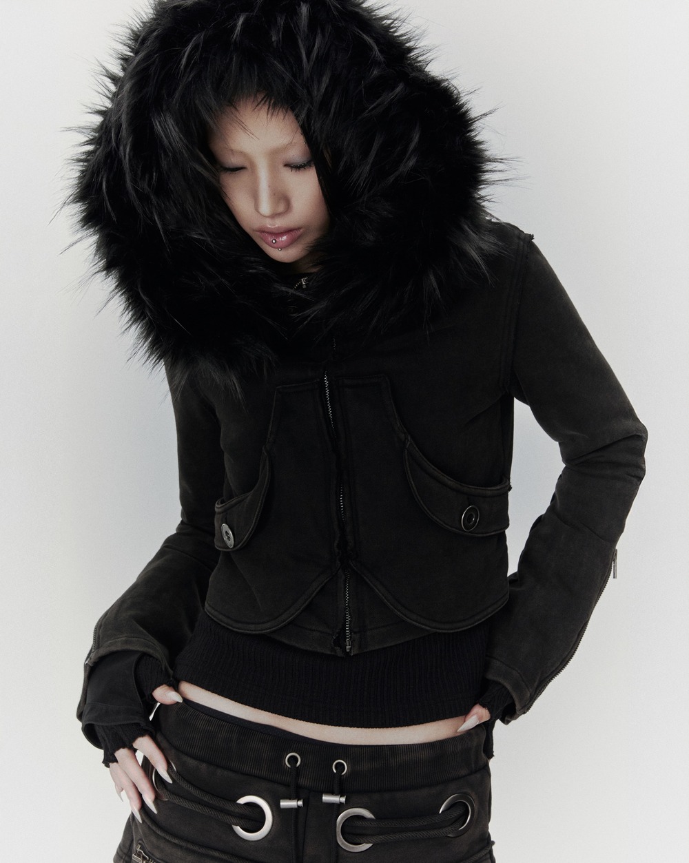 (W) 보니앤키예 디스트레스드 심 퍼 후드집업 (워싱 블랙)((W) bonienkiye Distressed Seam Fur Hood Zip-Up Washed Black) - 5
