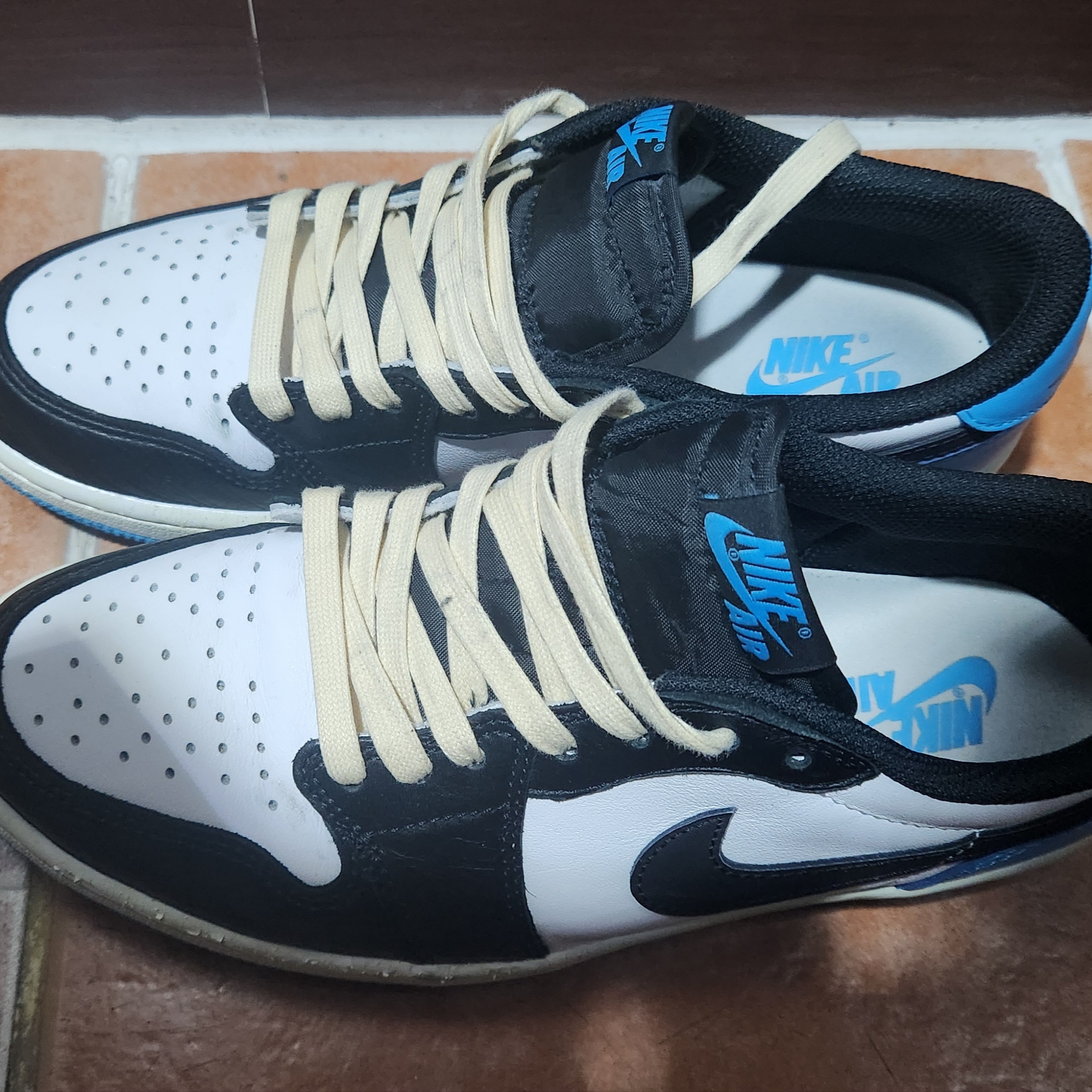Jordan 1 Retro Low OG Black and Dark Powder Blue 착용 스타일 - 4