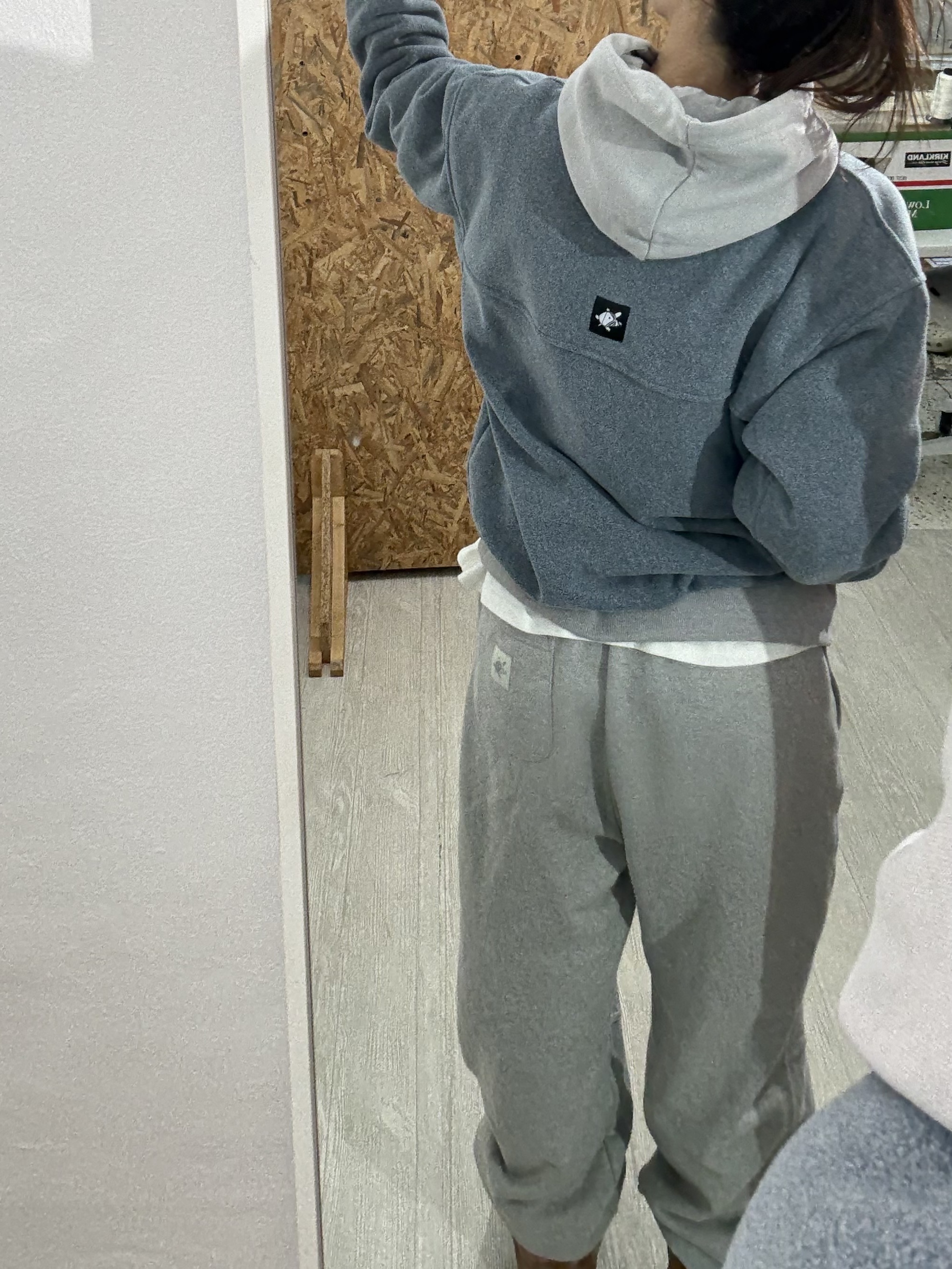 WHILE Comfy Climbing Jacket Fog Blue, WHILE Vintage Pigment Hoodie Stone Grey 착용 스타일 - 5