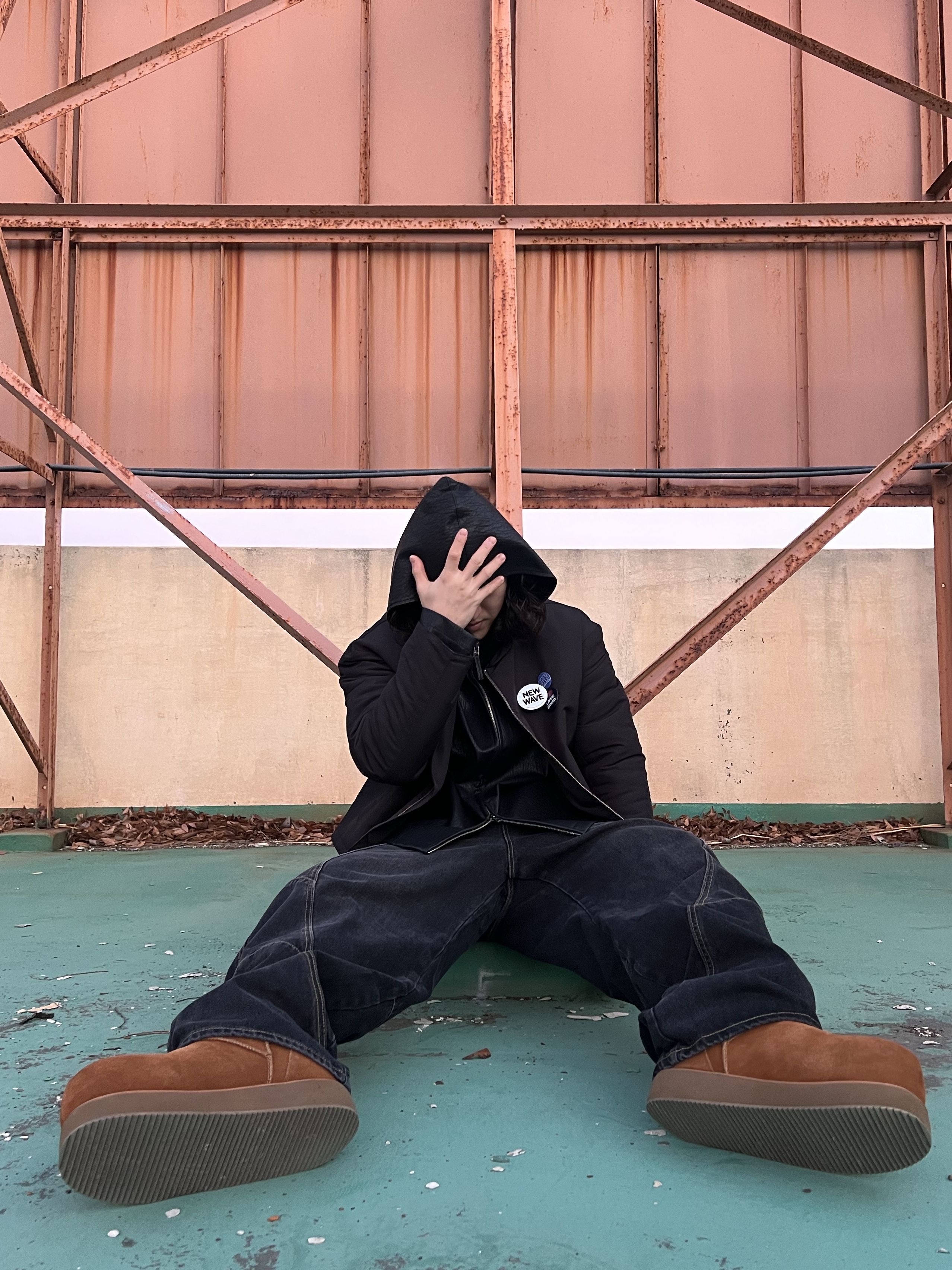 Hono Report Hooded Zip-Up Black, Farfromwhat Far Pin Button & Safety Pin 착용 스타일 - 1