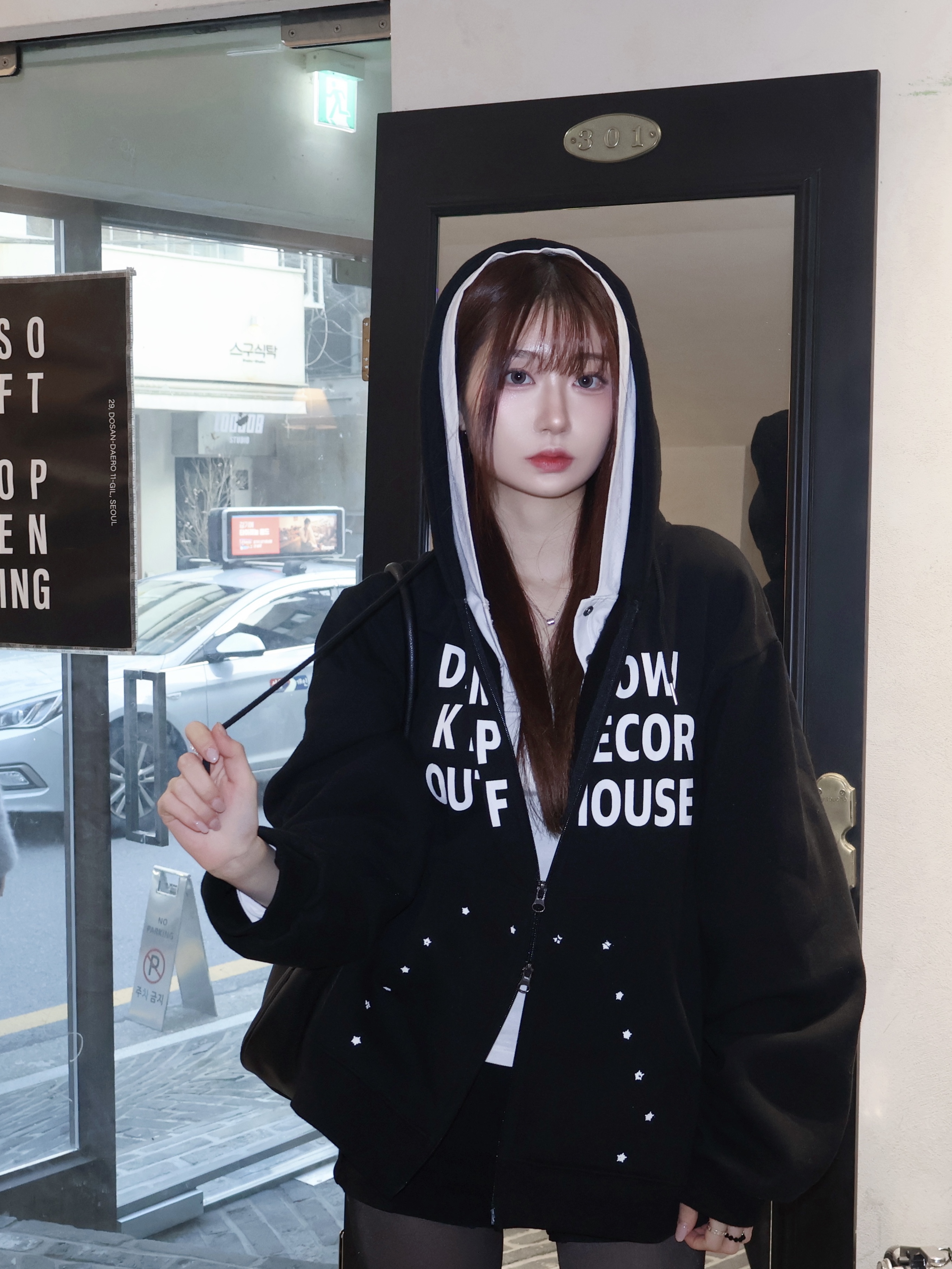 SLOW RECORD HOUSE Typo Star Hood Zip-up Black 착용 스타일 - 1