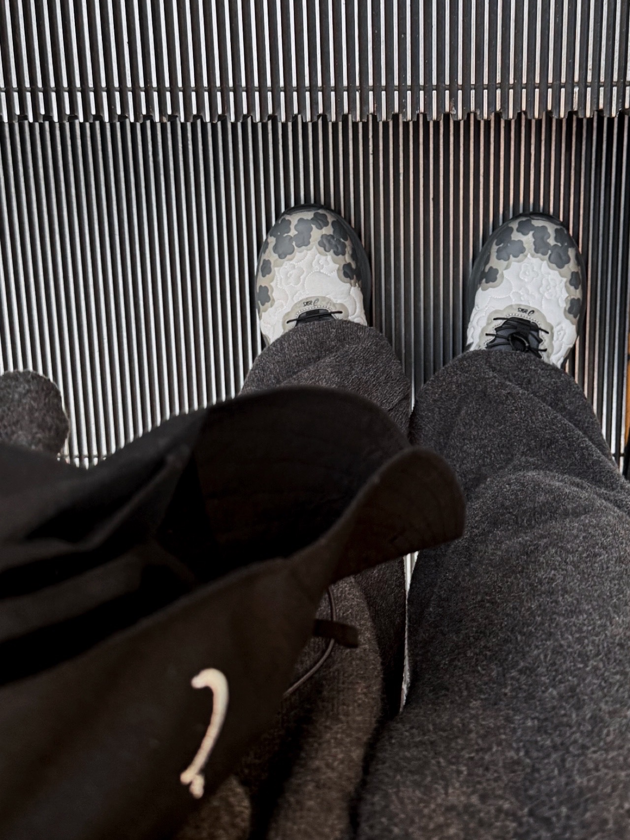 (W) Nike Air Superfly Metallic Silver and Black, BAPE College L/S T-Shirt Gray 착용 스타일 - 3