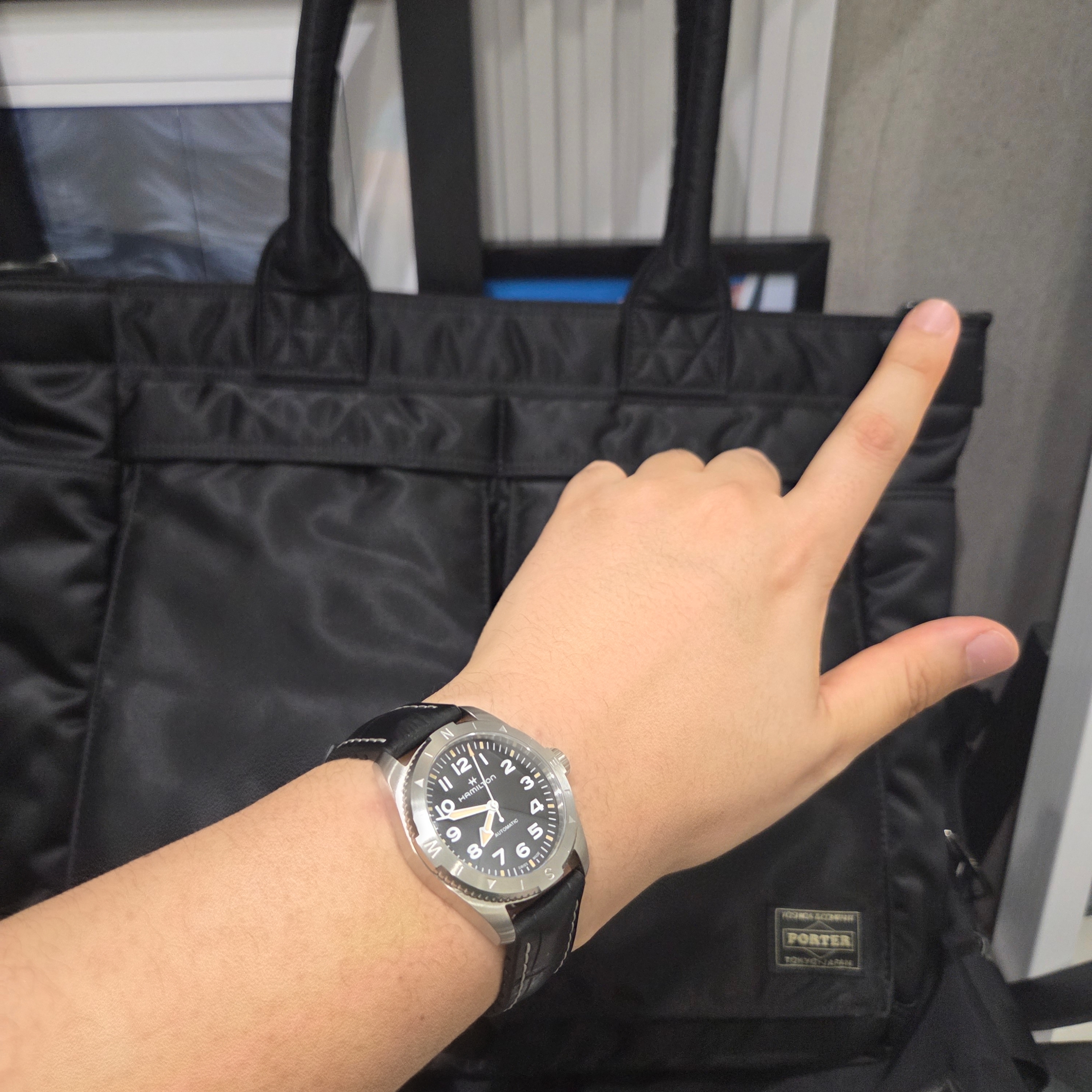Hamilton Khaki Field Expedition Auto 37mm Stainless Steel Cow leather Black, Porter All New Tanker Tote Bag L Black 착용 스타일 - 2