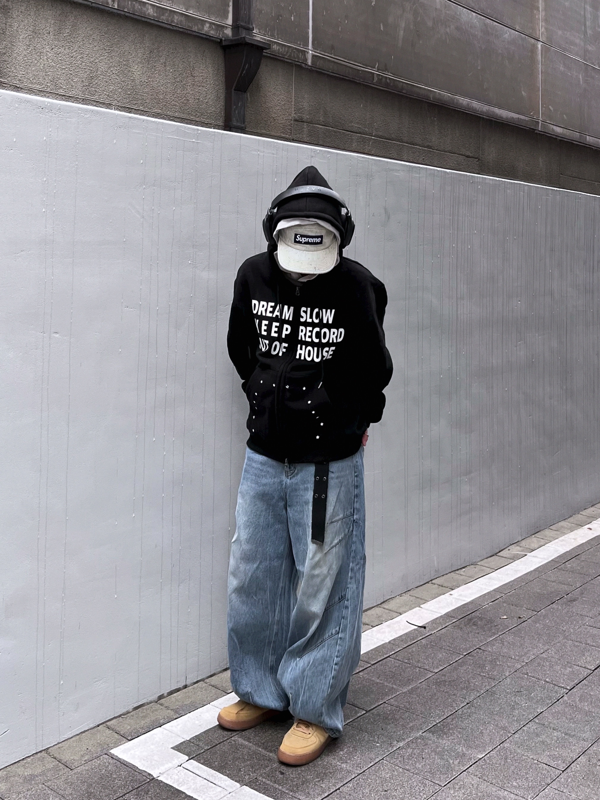 SLOW RECORD HOUSE Typo Star Hood Zip-up Black 착용 스타일 - 3