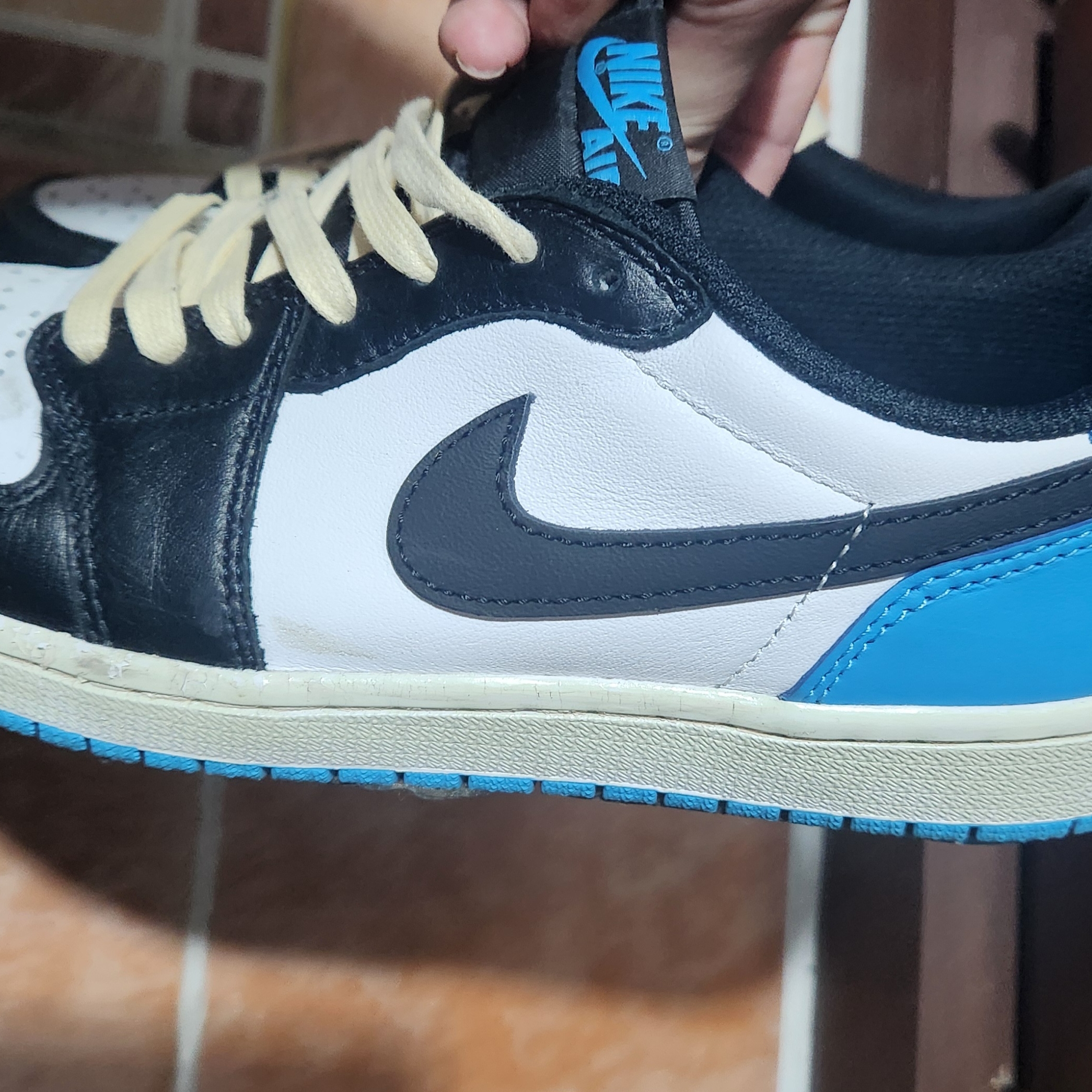 Jordan 1 Retro Low OG Black and Dark Powder Blue 착용 스타일 - 2