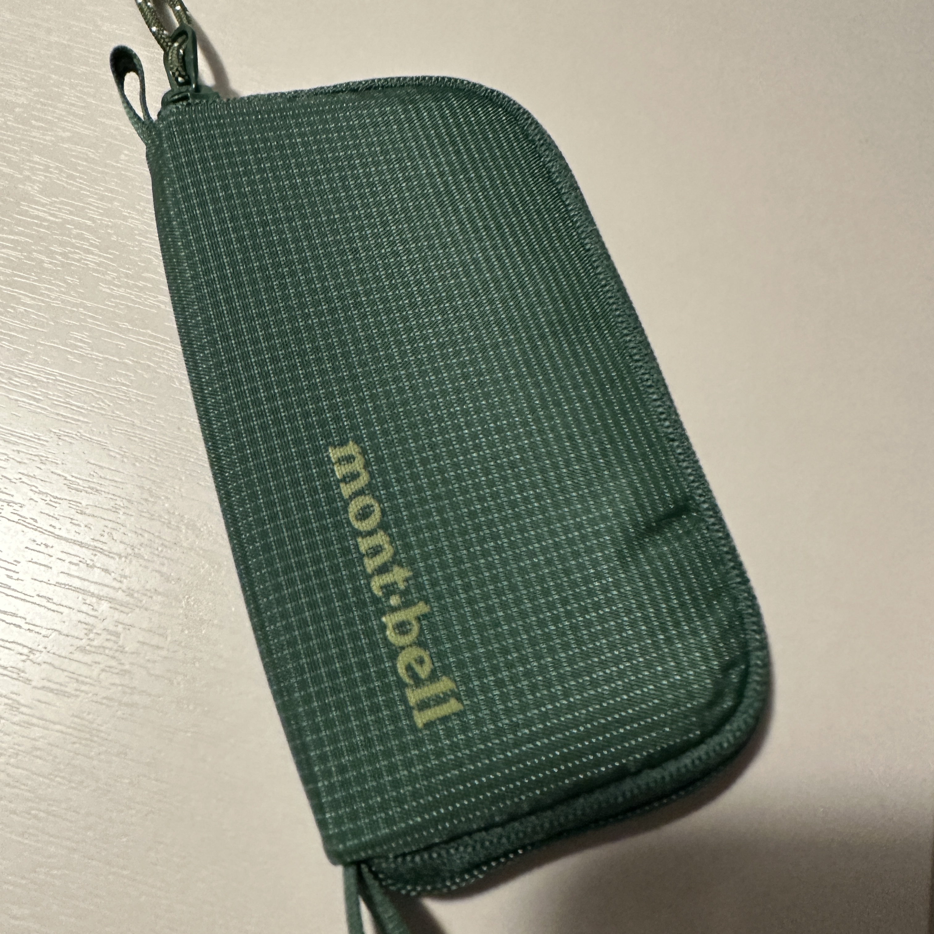 Montbell Mini Zip Wallet Green 착용 스타일