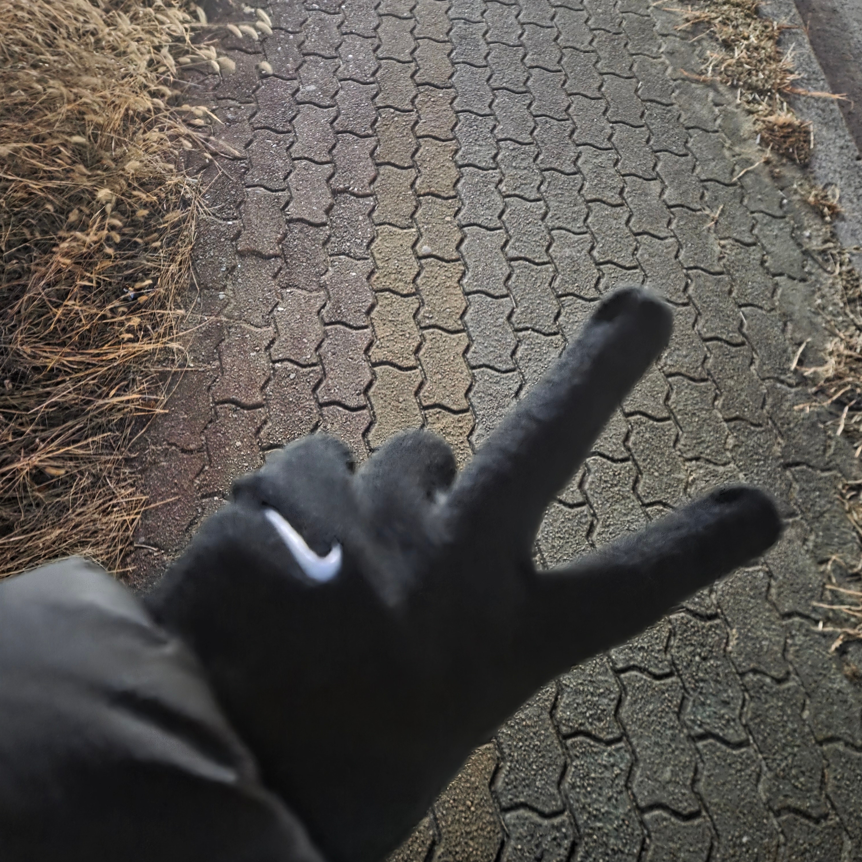 Nike Swoosh Knit Glove 2.0 Black 착용 스타일