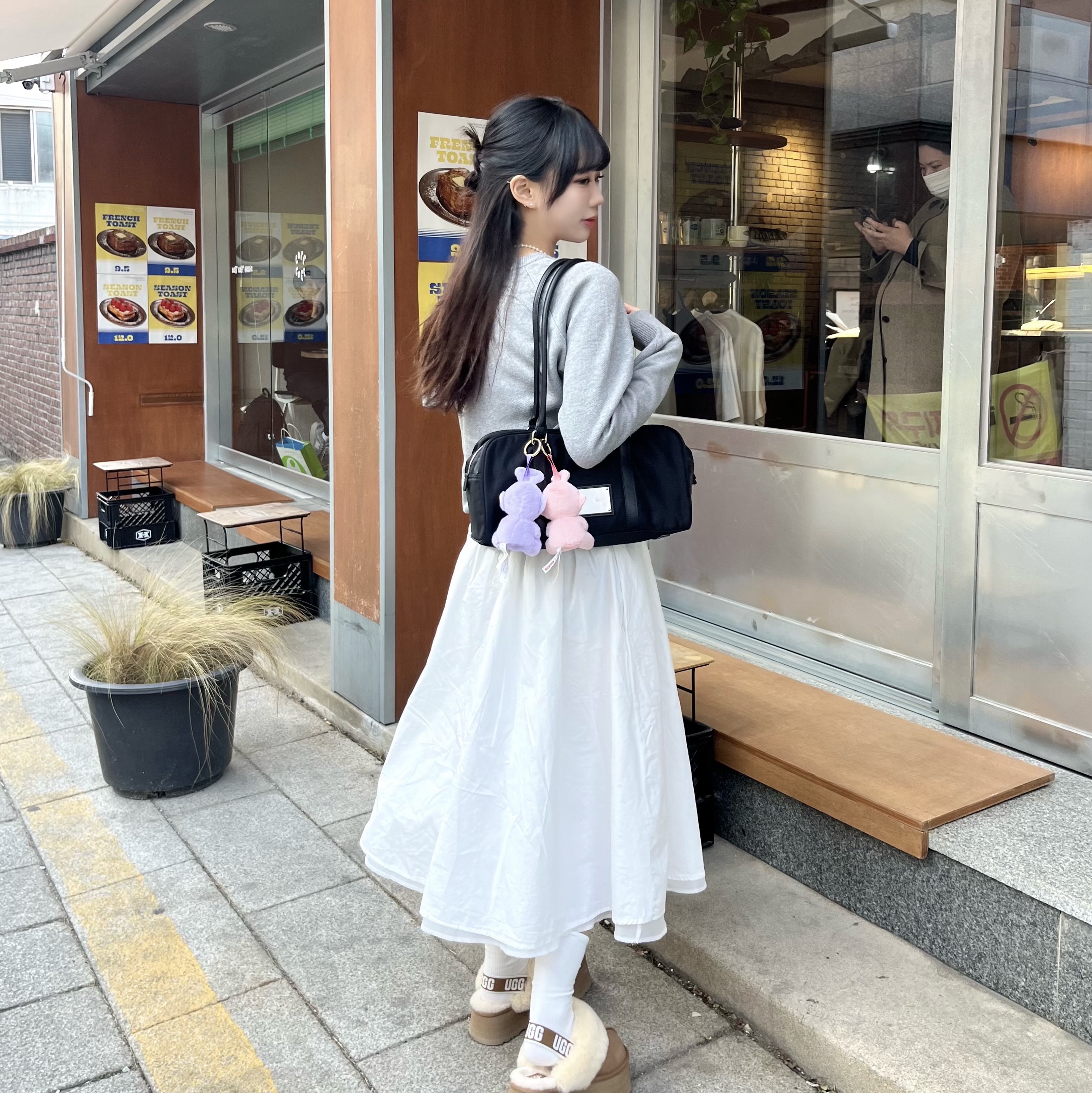 Matin Kim Sporty Tote Bag Black, Vivienne Westwood Mini Pearl Bas Relief Necklace Silver 착용 스타일 - 4