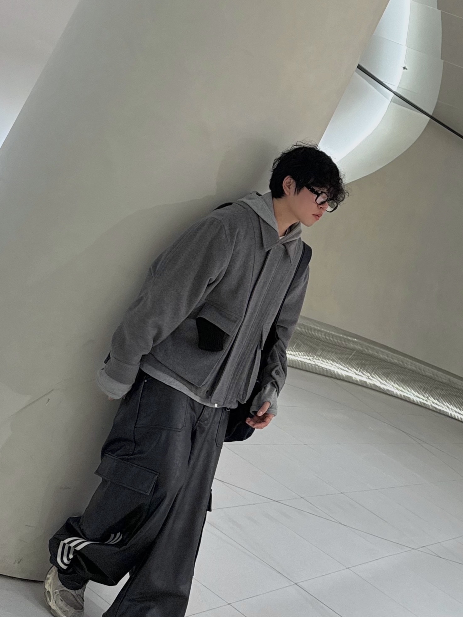 (W) Adidas Adilenium Season 3 Vintage Faux Leather Pants Black - KR Sizing, Balenciaga Stapler Sneaker Beige Grey 착용 스타일 - 4