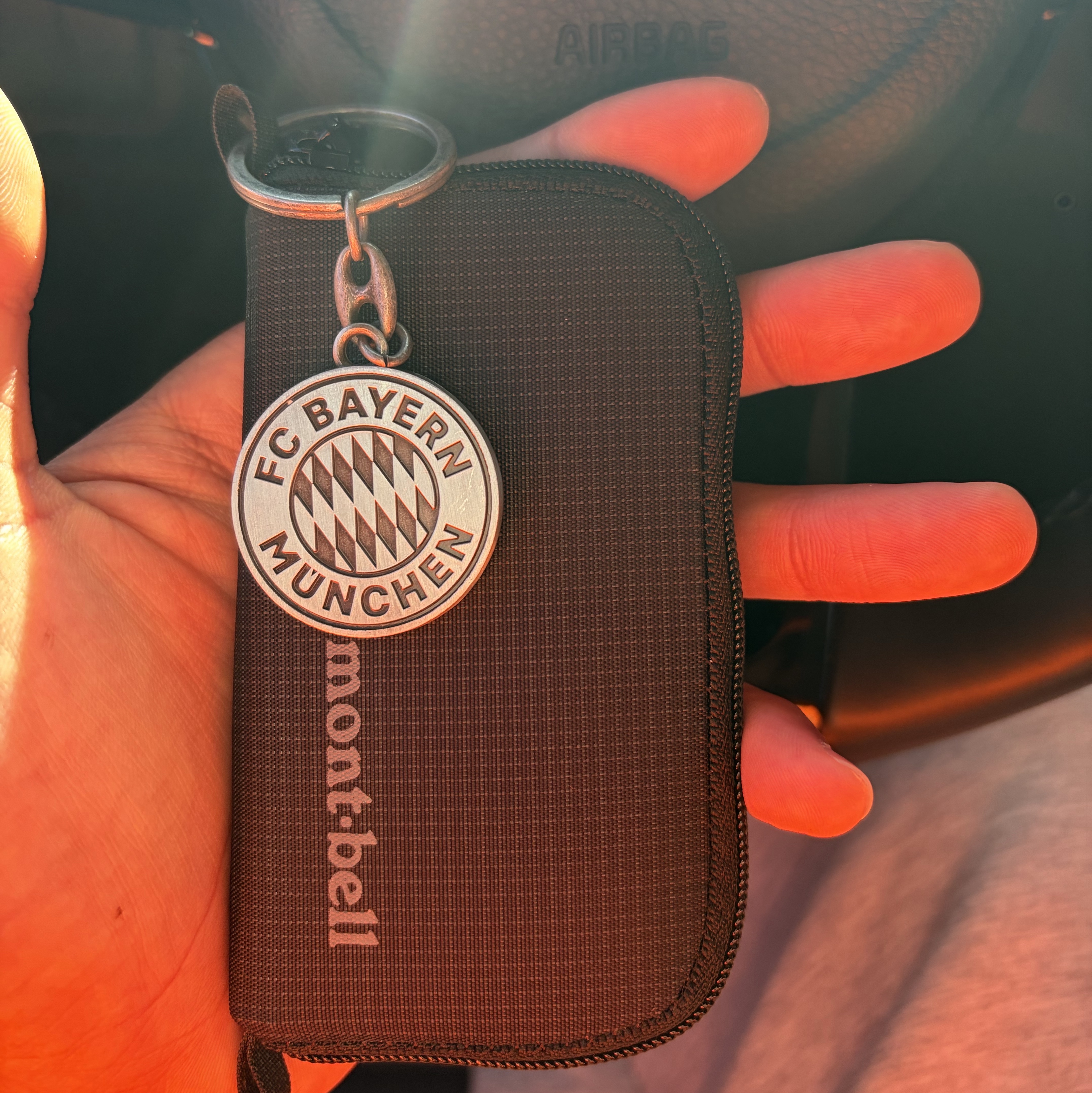 Montbell Mini Zip Wallet Black 착용 스타일