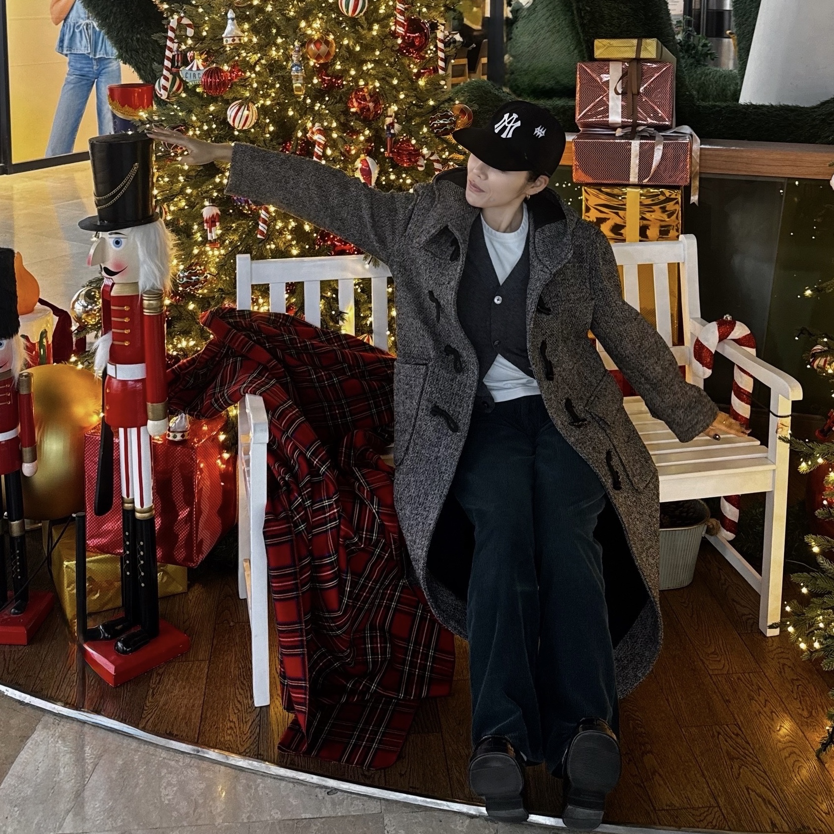 Play Comme des Garcons White Heart Knit Cardigan Dark Grey, Aftermath Atm Logo Ball Cap Black 착용 스타일 - 1