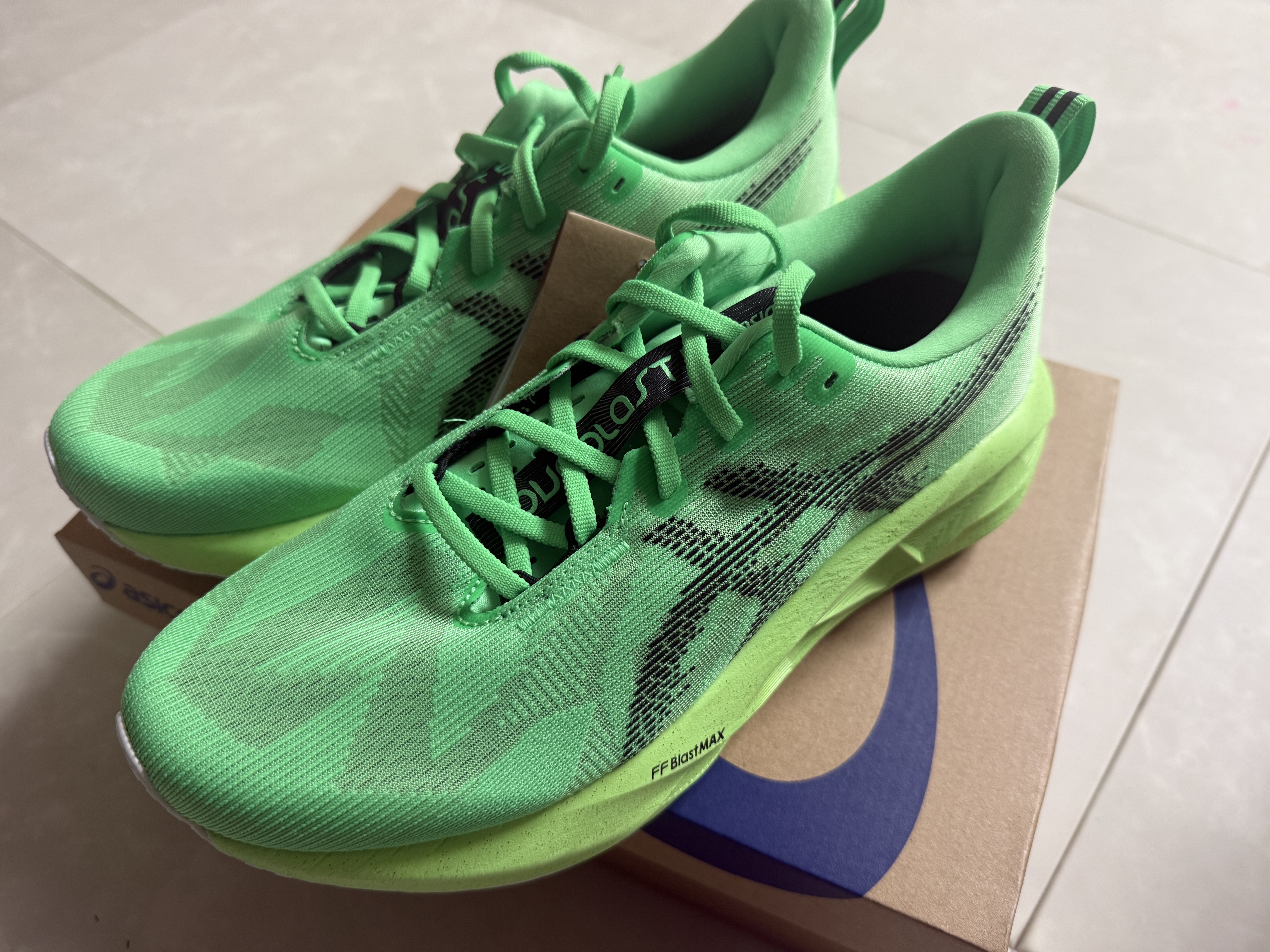 Asics Novablast 5 Ekiden Vital Green Black 착용 스타일