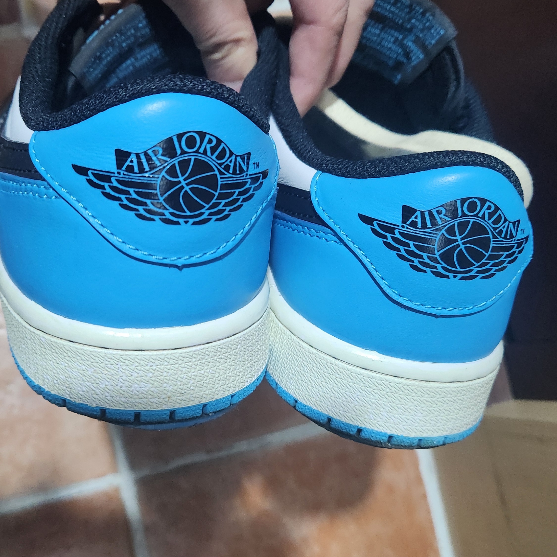 Jordan 1 Retro Low OG Black and Dark Powder Blue 착용 스타일 - 3