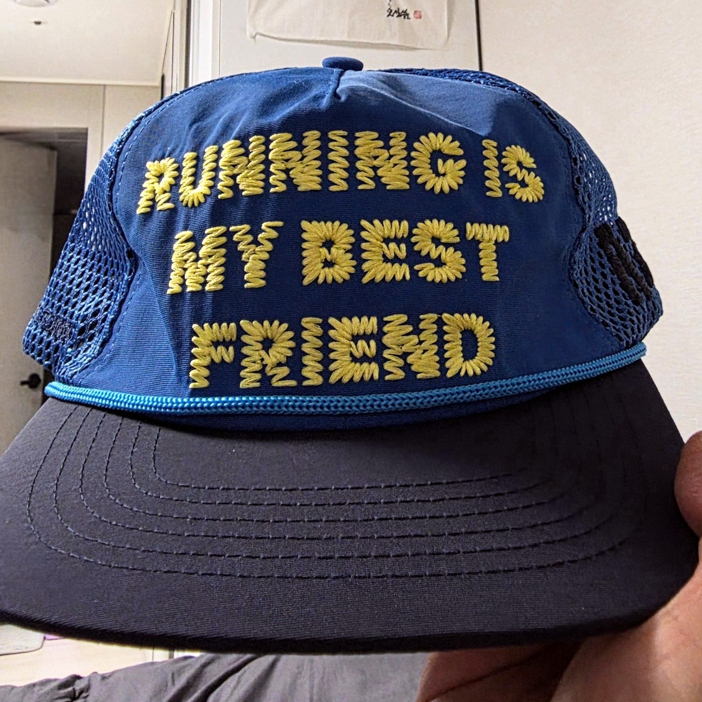 Alex Zono Running Is My Best Friend Trucker Blue 착용 스타일 - 3