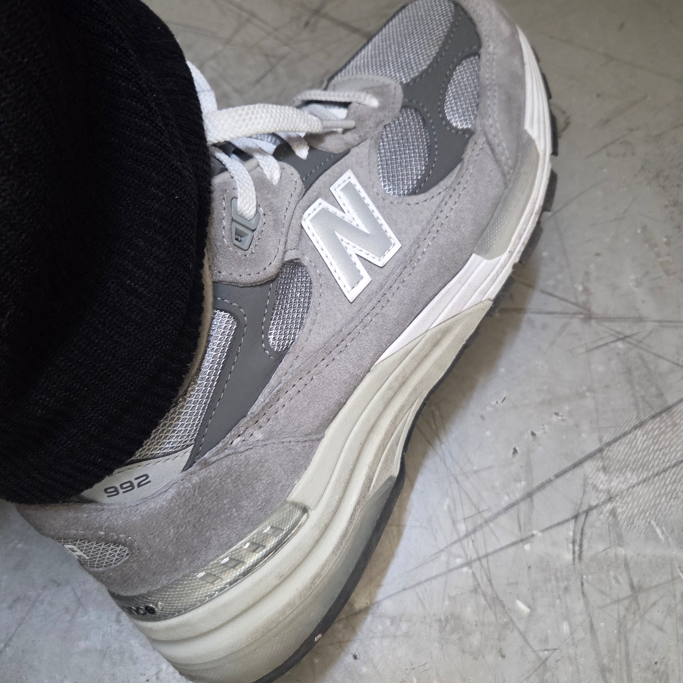 New Balance 992 Made in USA Core Grey Silver Metallic 착용 스타일