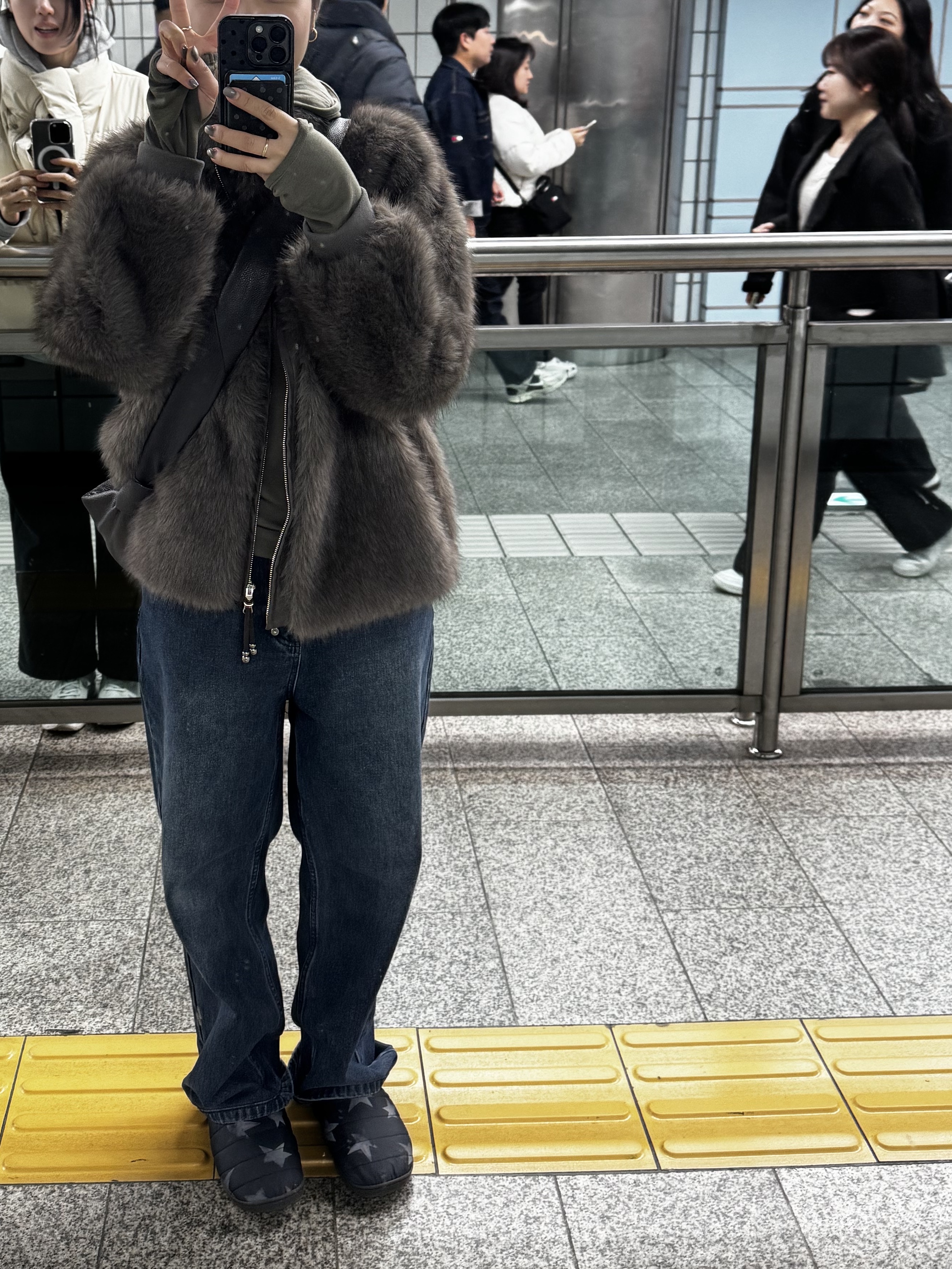 Subu Packable Exclusive Black, Lemaire Medium Croissant Bag Soft Grained Leather Dark Chocolate 착용 스타일 - 3