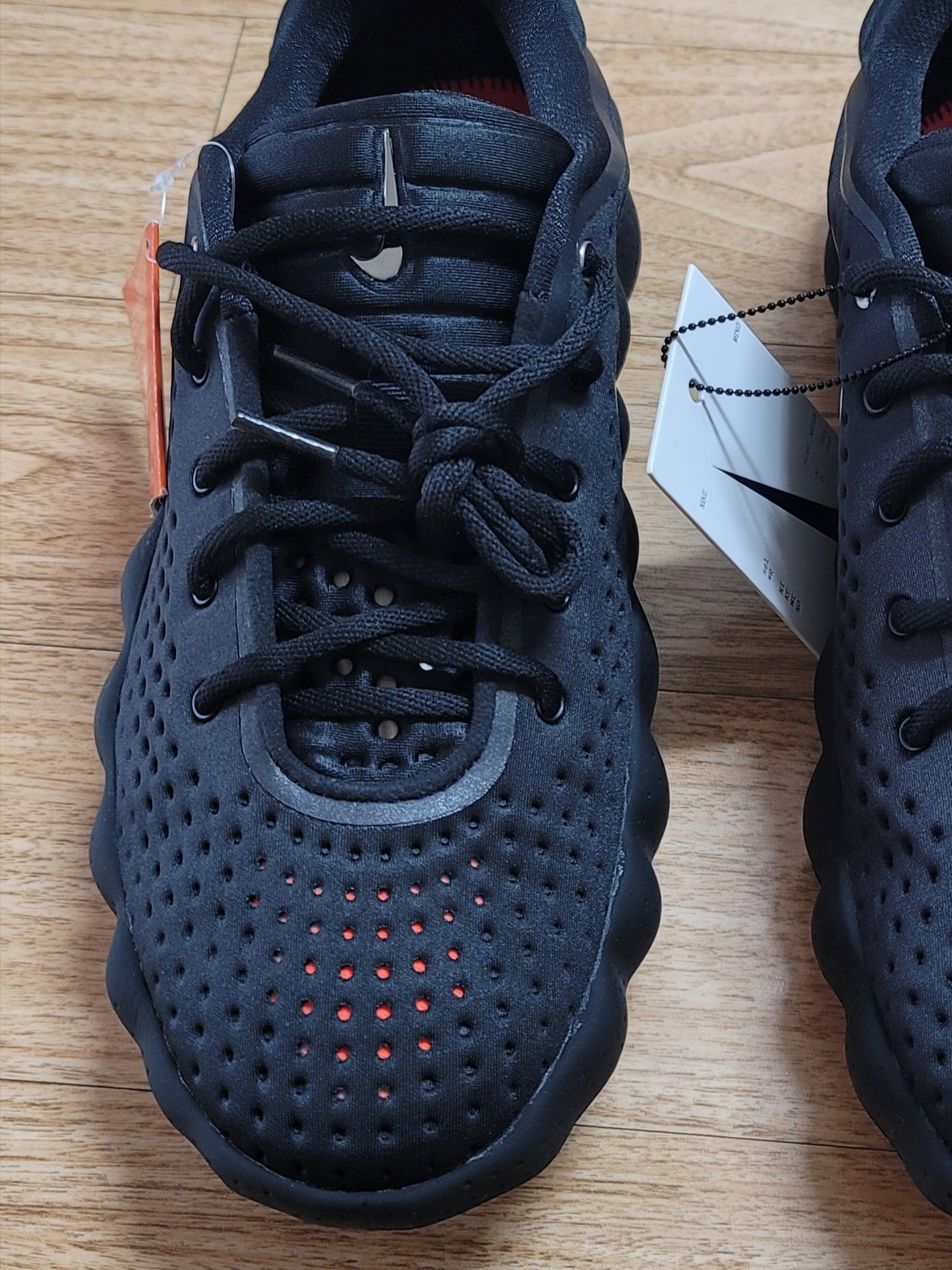 Nike Mind 002 Black Hyper Crimson 착용 스타일 - 2